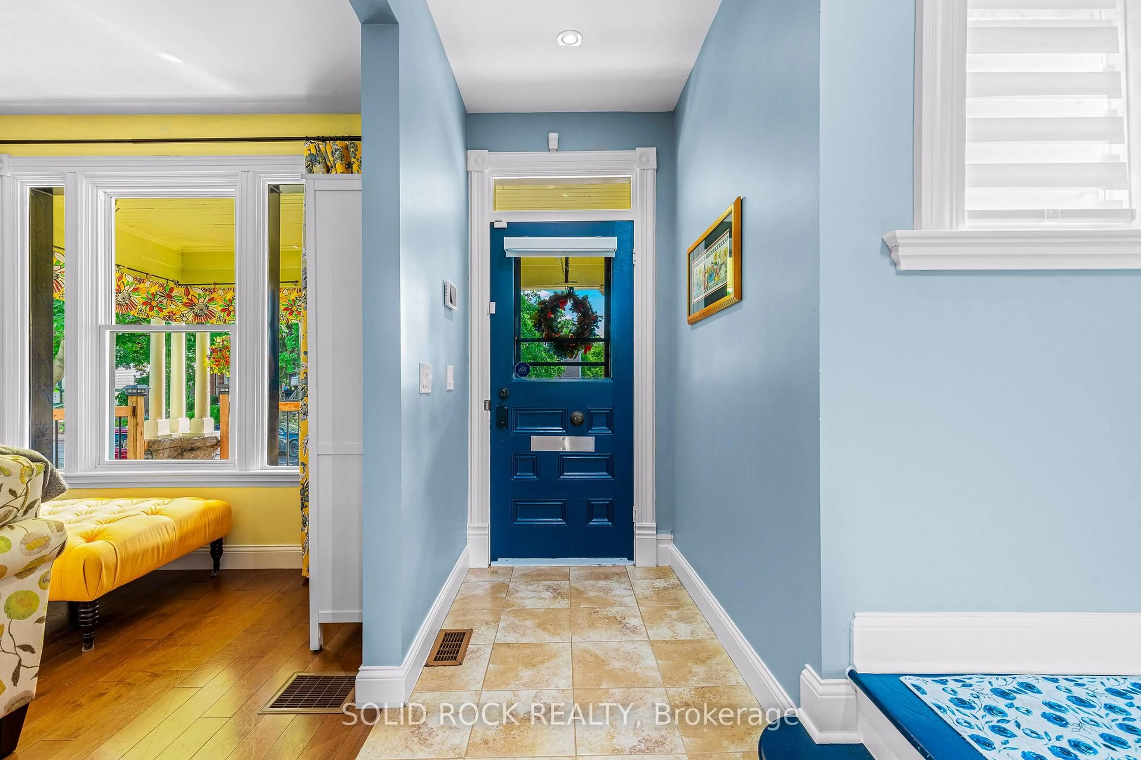 Indoor entryway for 53 Wall St, Brockville Ontario K6V 4S2