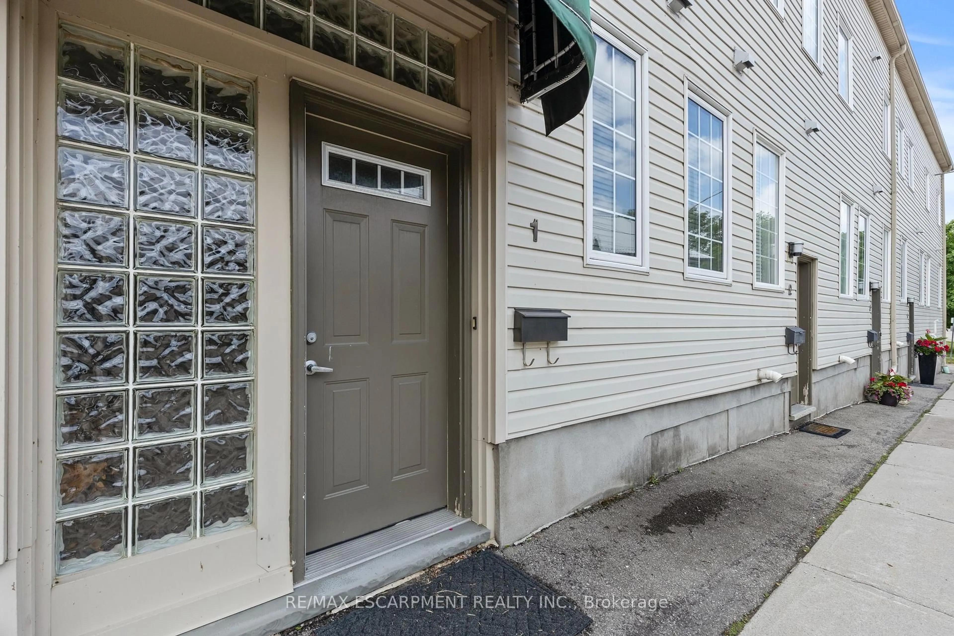 Indoor entryway for 49 Ontario St #1, Grimsby Ontario L3M 3H2