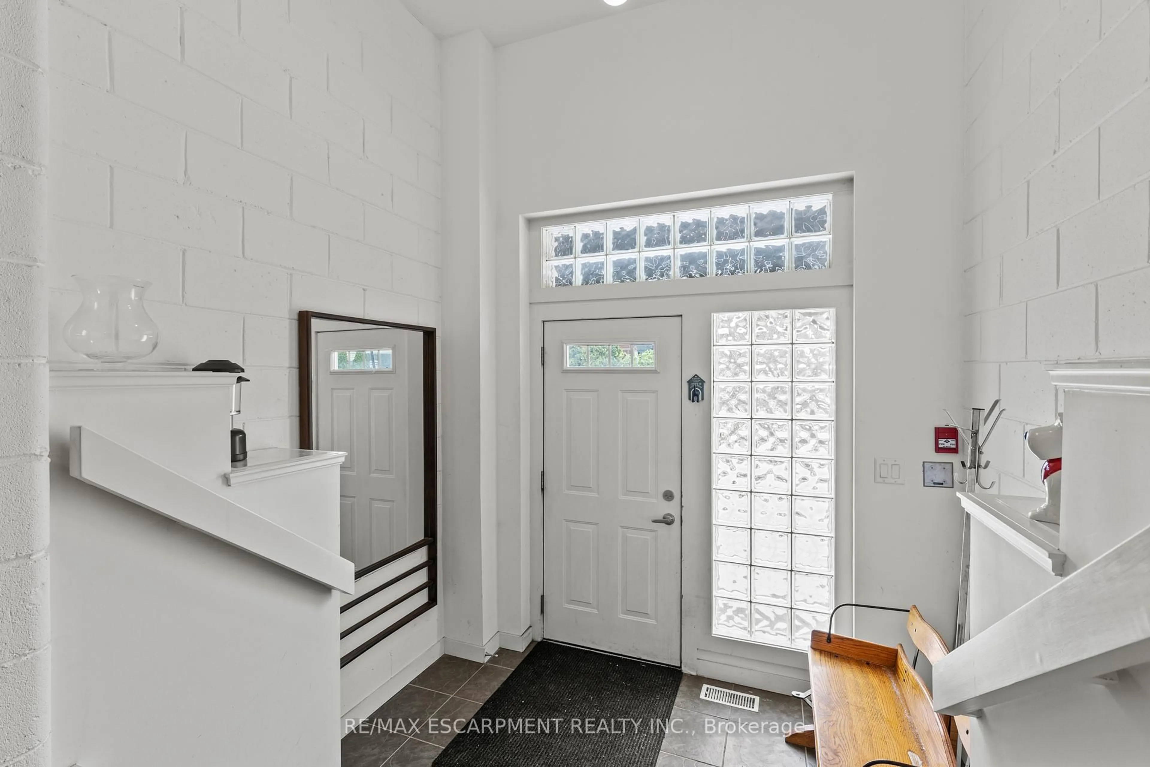 Indoor entryway for 49 Ontario St #1, Grimsby Ontario L3M 3H2