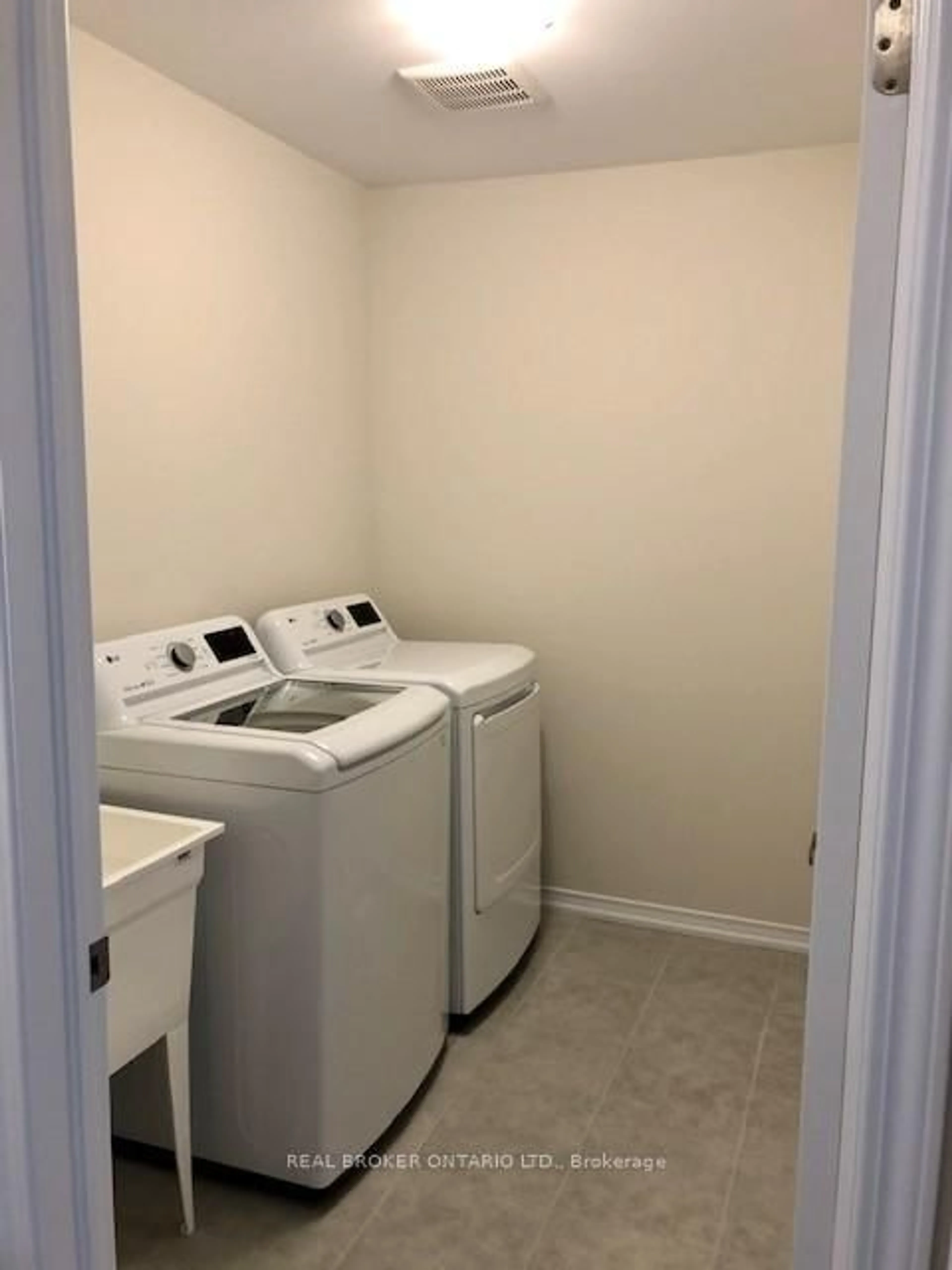 Laundry room for 11 Doreen Dr, Thorold Ontario L3B 0G7