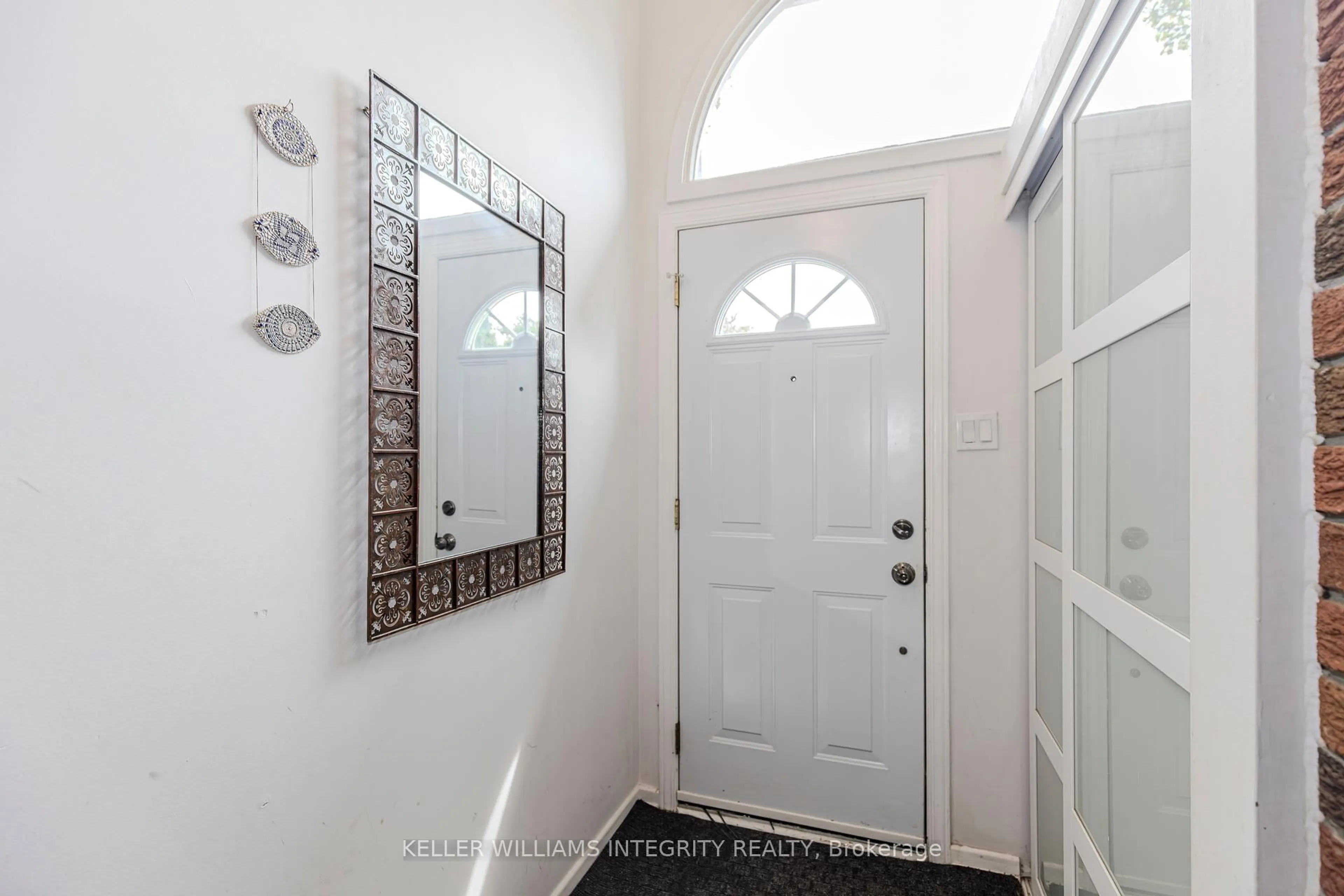 Indoor entryway for 31 Ashgrove Cres, Ottawa Ontario K2G 0S1