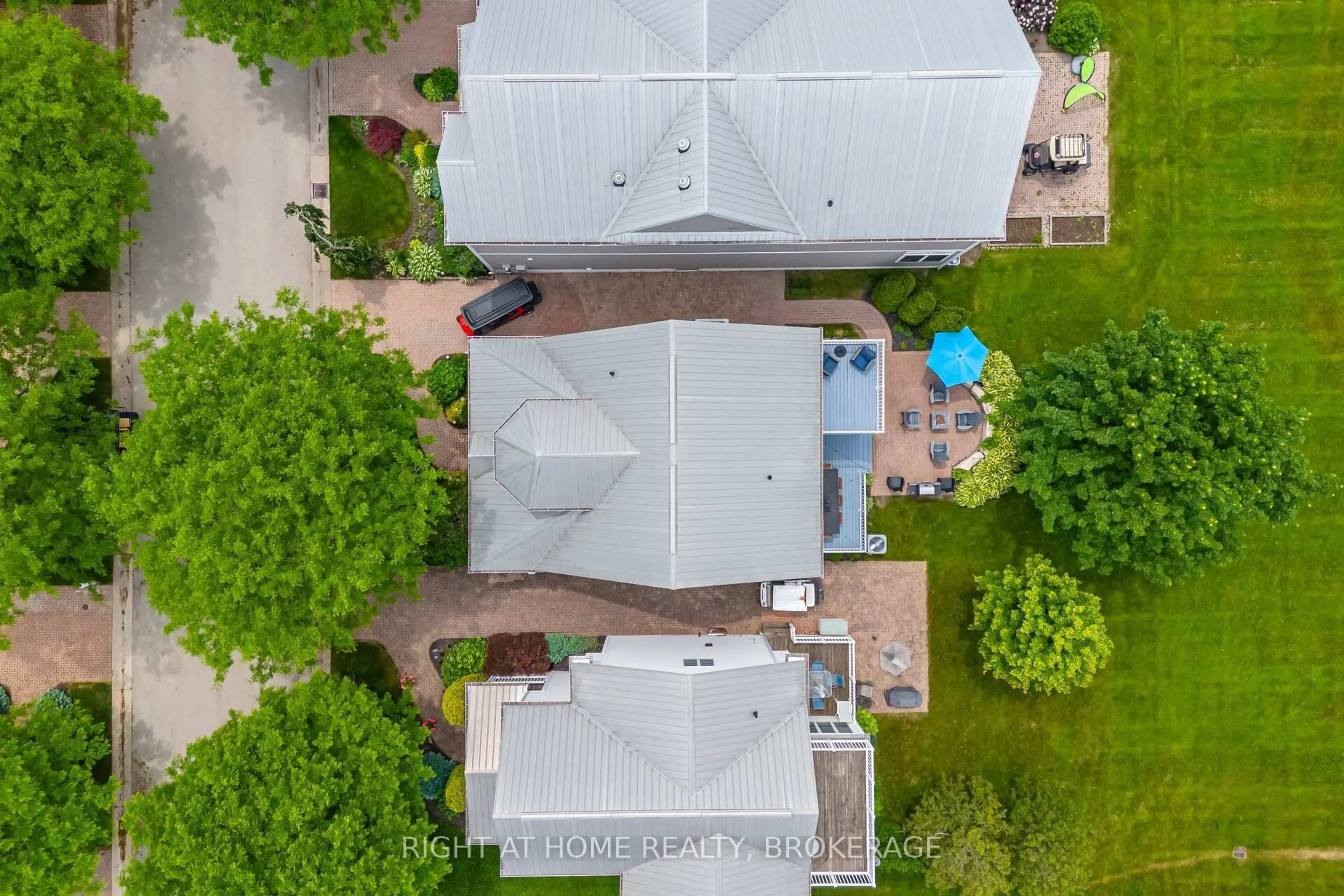 A pic from outside/outdoor area/front of a property/back of a property/a pic from drone, street for 61 Nantuckett Rd, Fort Erie Ontario L0S 1B0