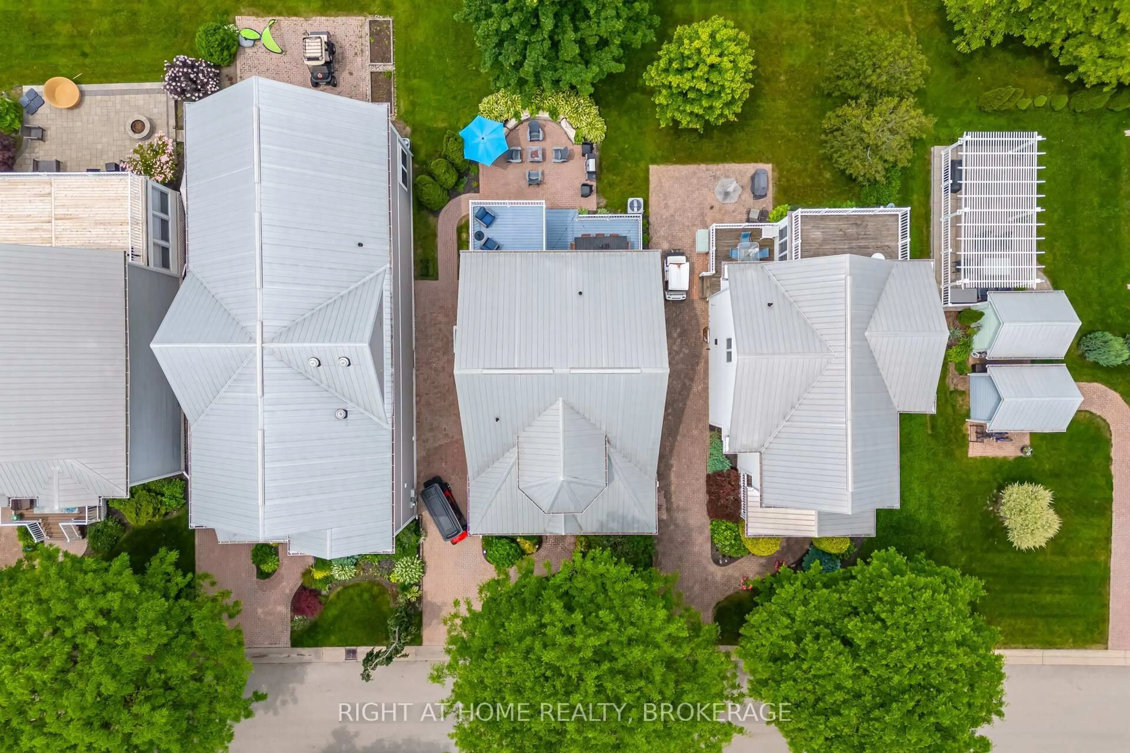 A pic from outside/outdoor area/front of a property/back of a property/a pic from drone, street for 61 Nantuckett Rd, Fort Erie Ontario L0S 1B0