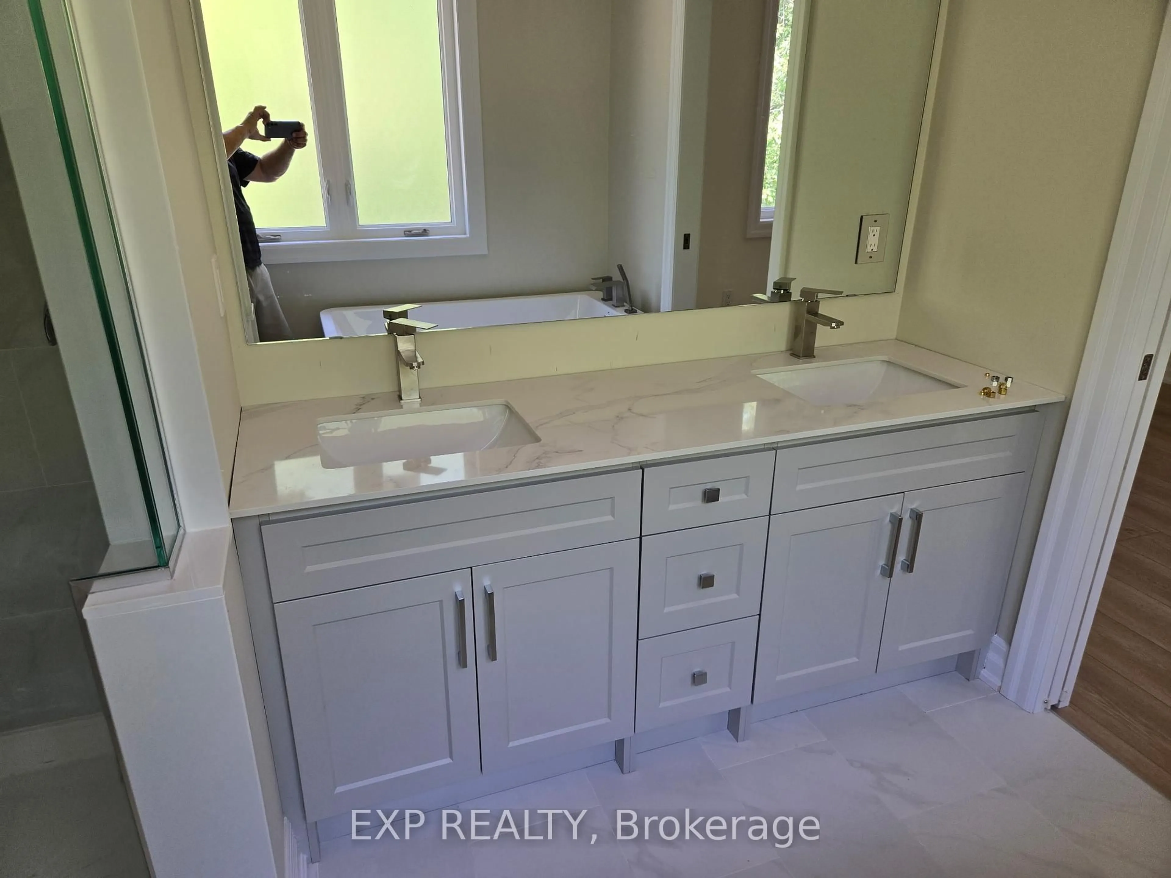 Contemporary bathroom, ceramic/tile floor for 116 Forks Rd, Welland Ontario L3B 5K5