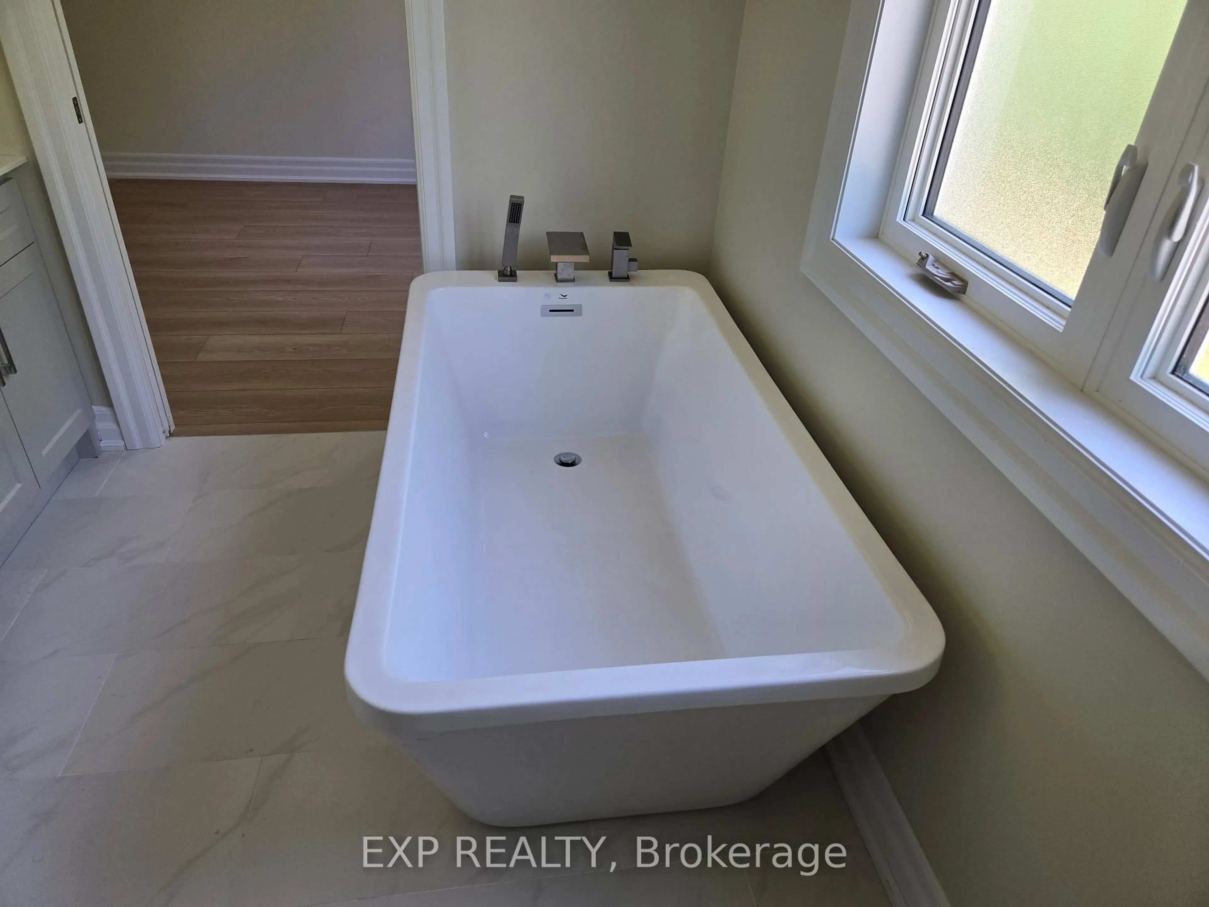 Contemporary bathroom, ceramic/tile floor for 116 Forks Rd, Welland Ontario L3B 5K5