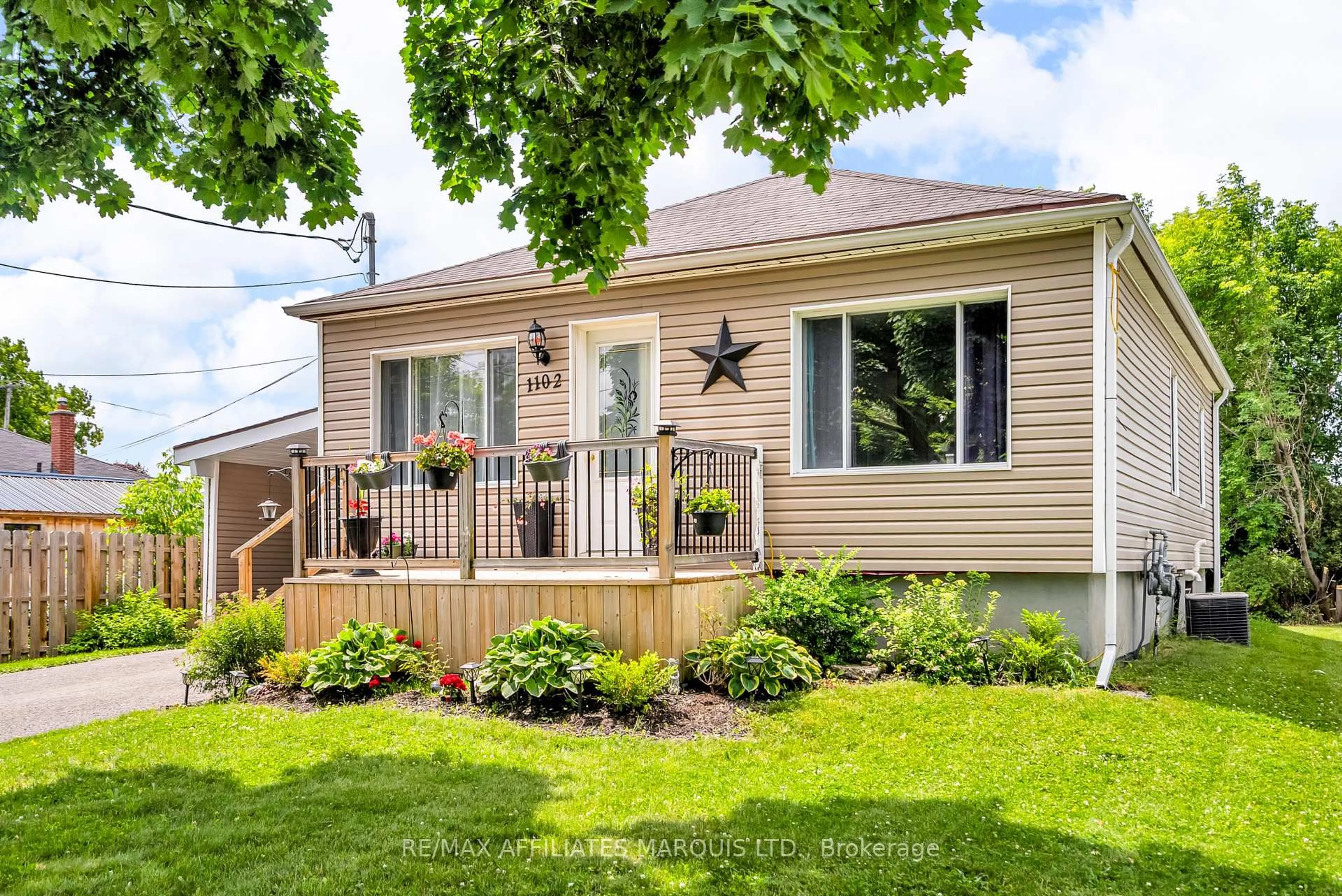 Home with vinyl exterior material, street for 1102 Larin Ave, Cornwall Ontario K6H 4C6