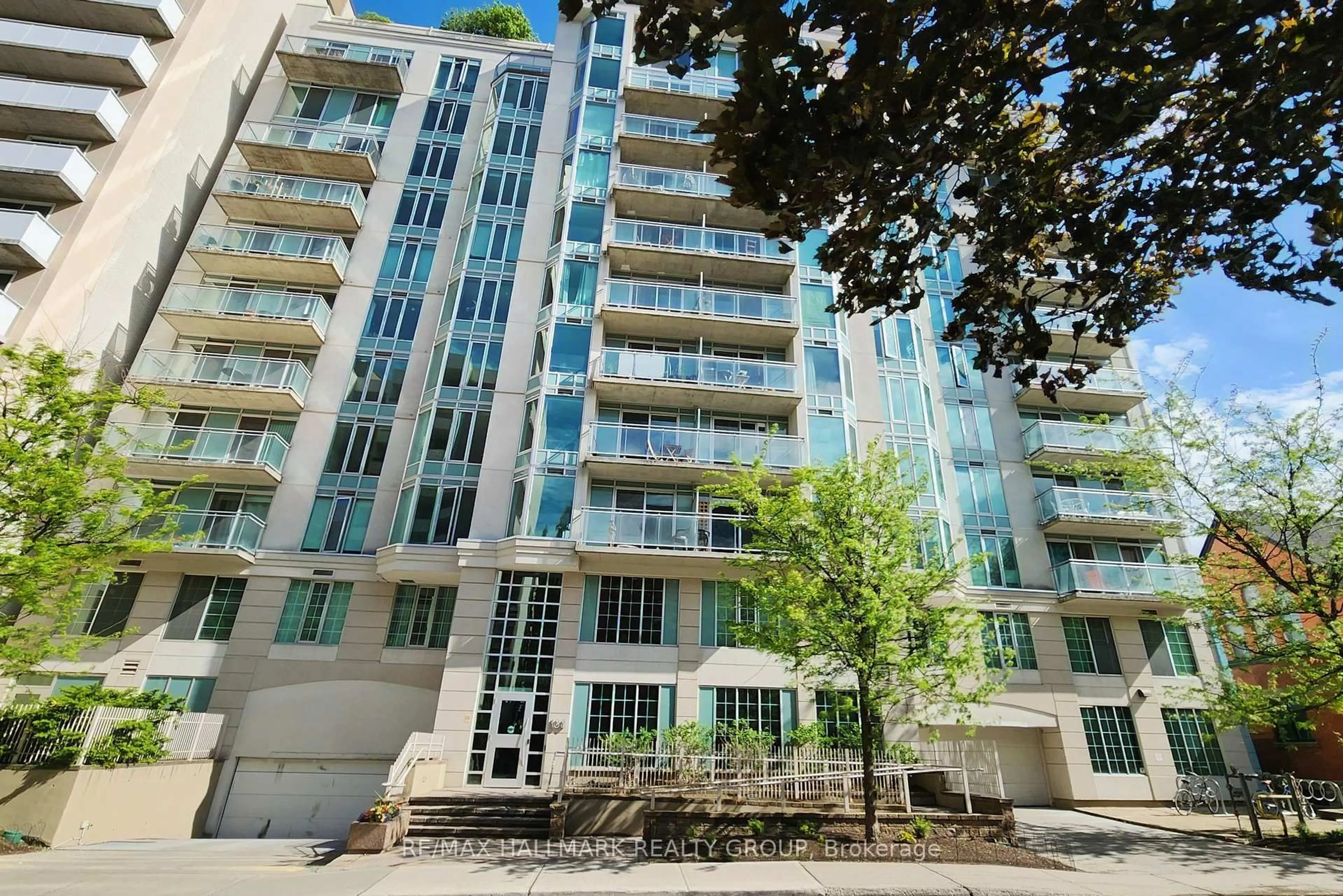 Patio, building for 138 Somerset St #209, Ottawa Ontario K2P 0A3