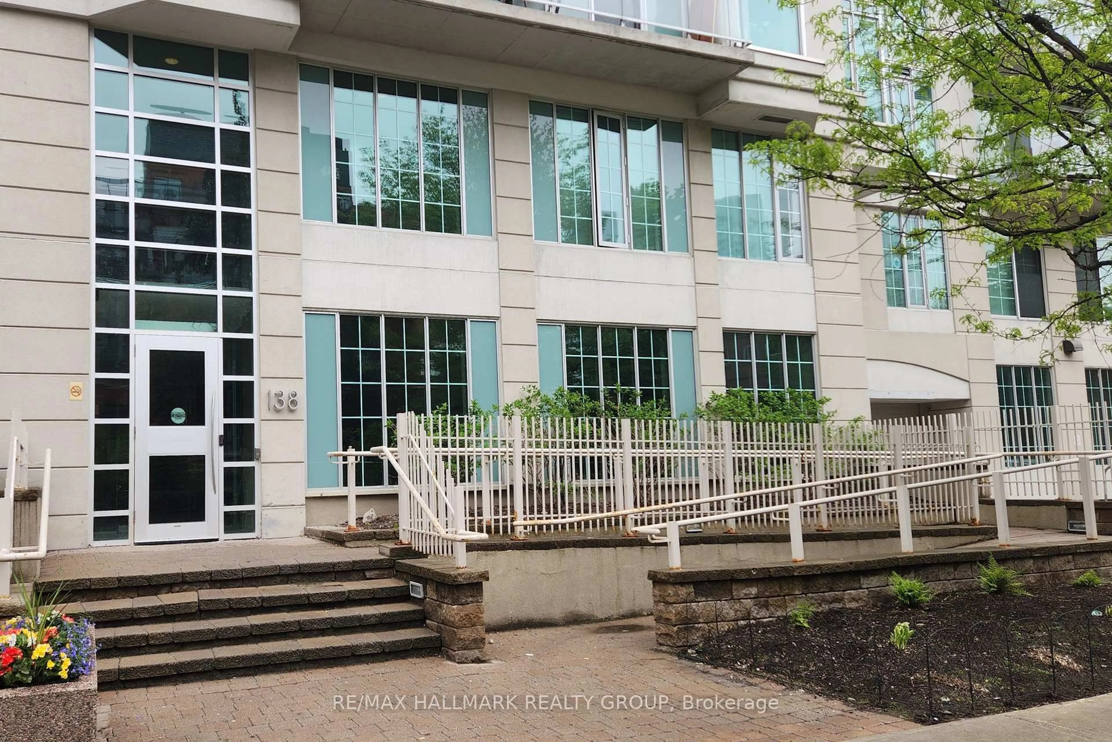 Indoor foyer for 138 Somerset St #209, Ottawa Ontario K2P 0A3