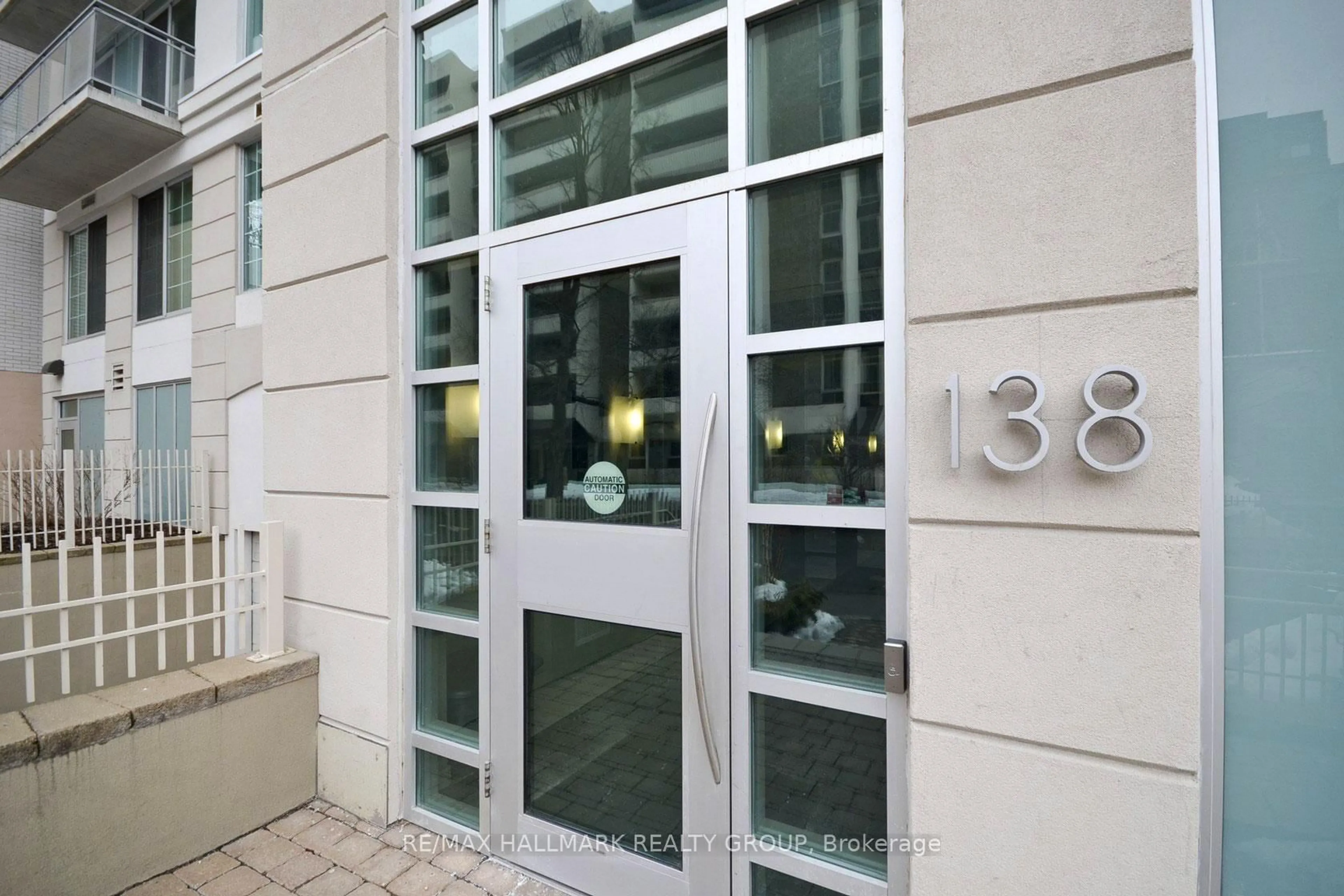 Indoor foyer for 138 Somerset St #209, Ottawa Ontario K2P 0A3