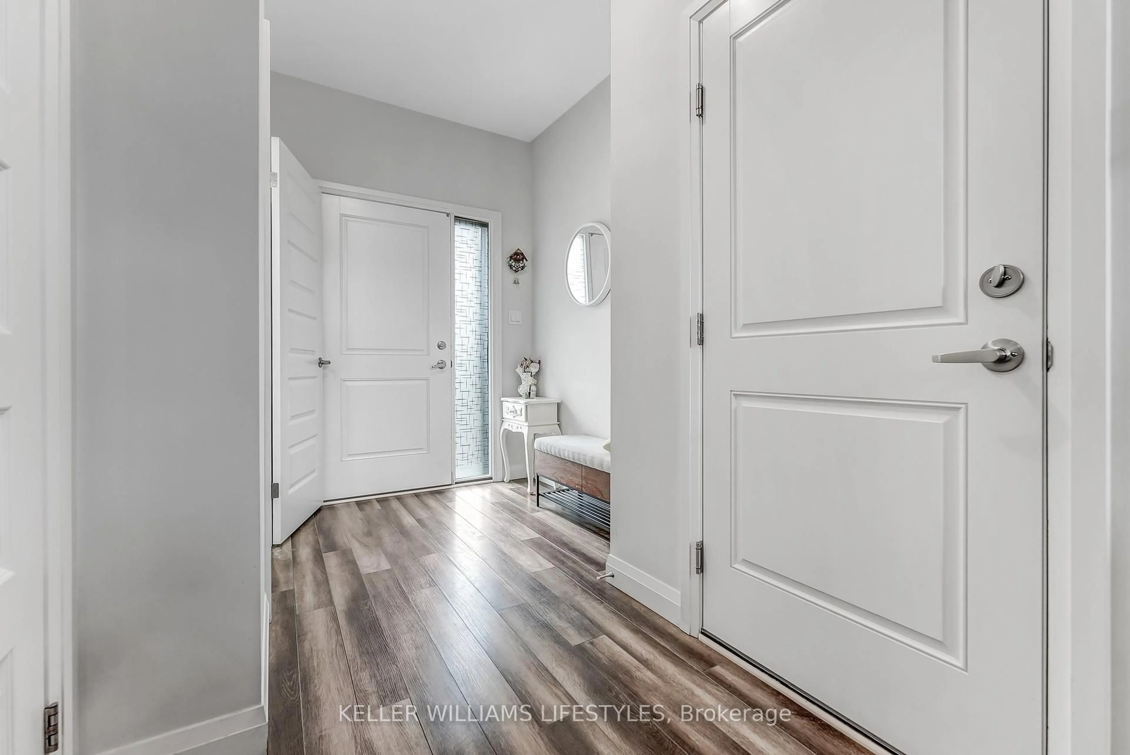 Indoor entryway for 819 Kleinburg Dr #22, London North Ontario N5X 3Z1