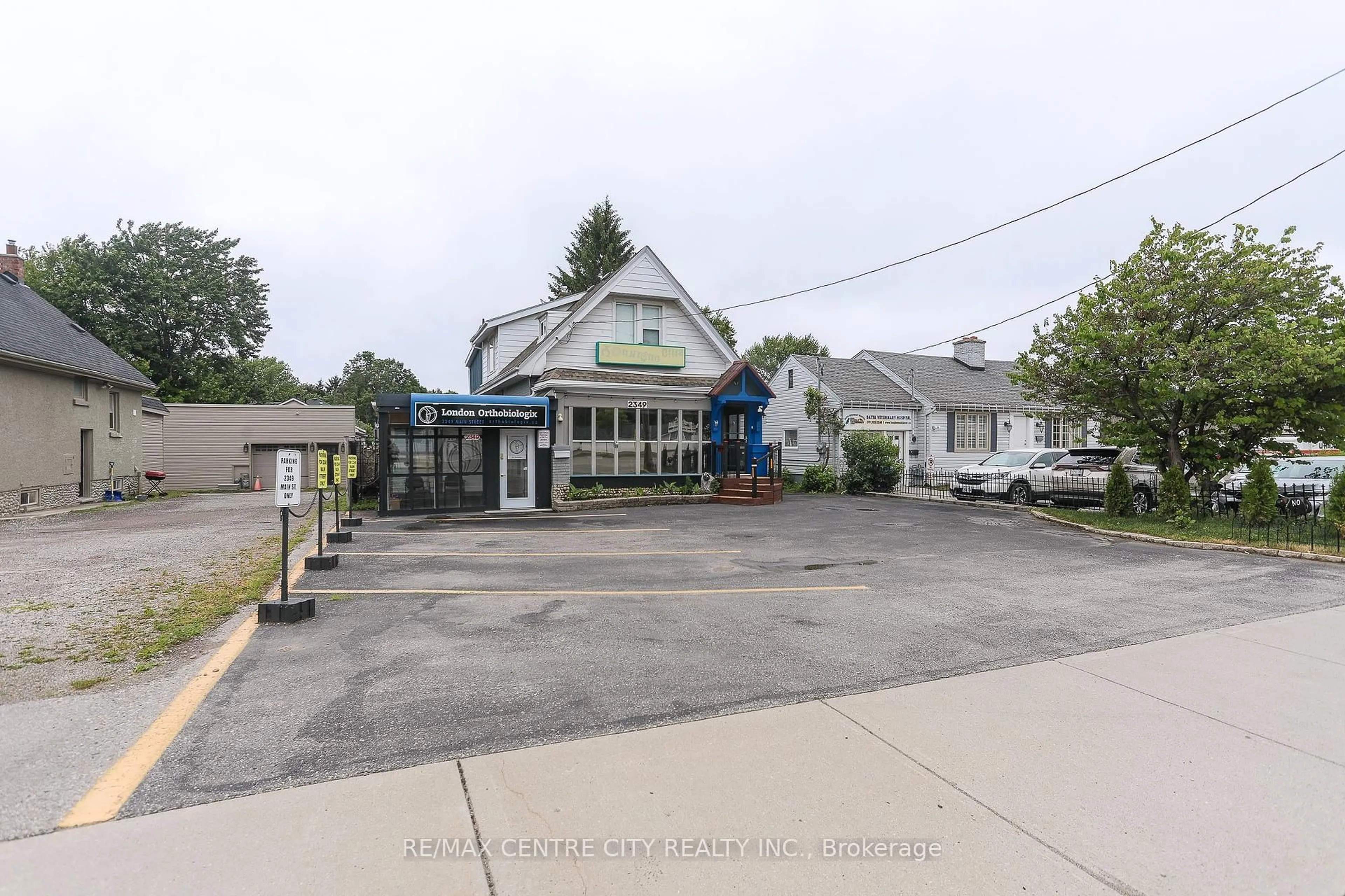 Patio, street for 2349 Main St, London South Ontario N6P 1A7