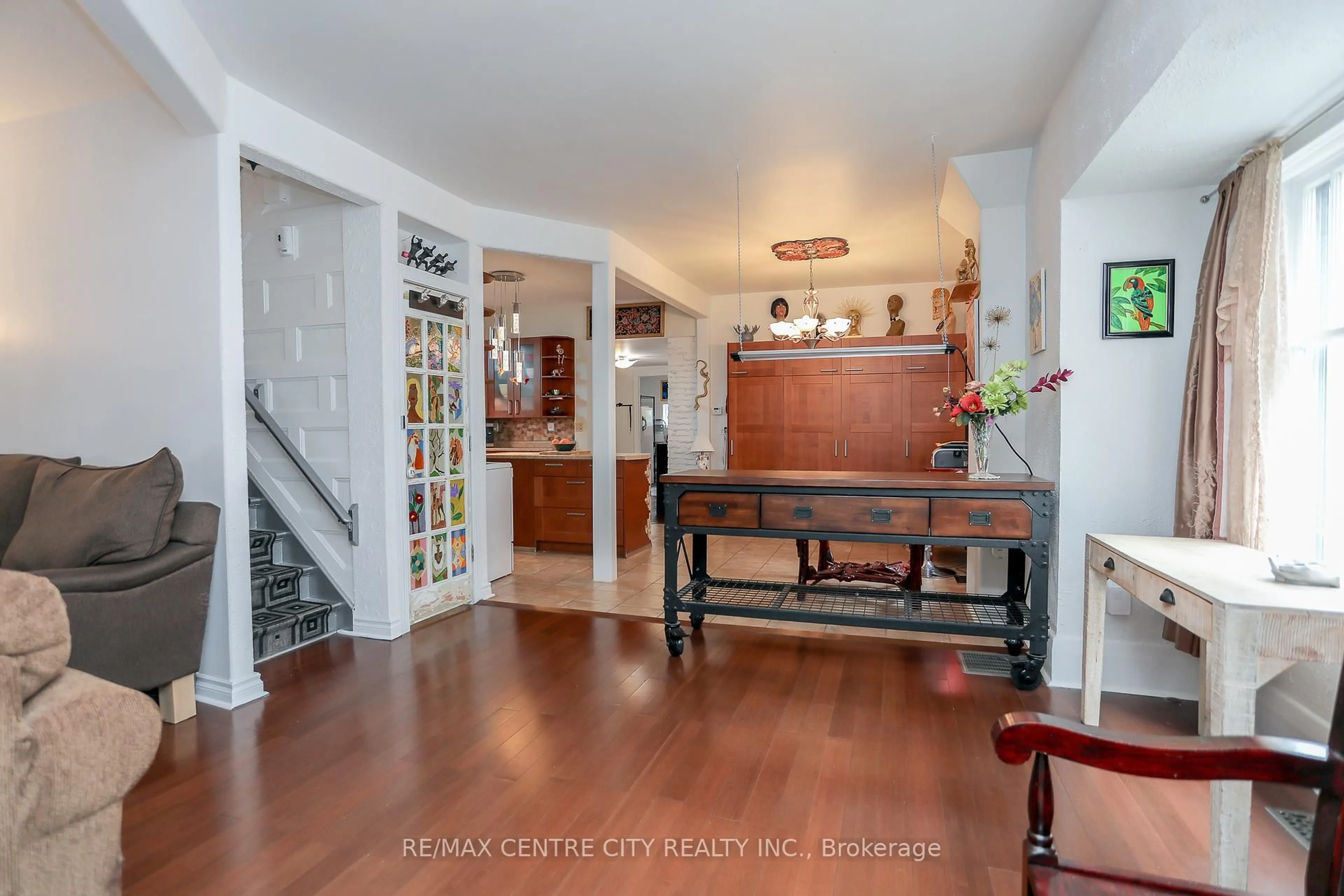 Indoor entryway for 2349 Main St, London South Ontario N6P 1A7
