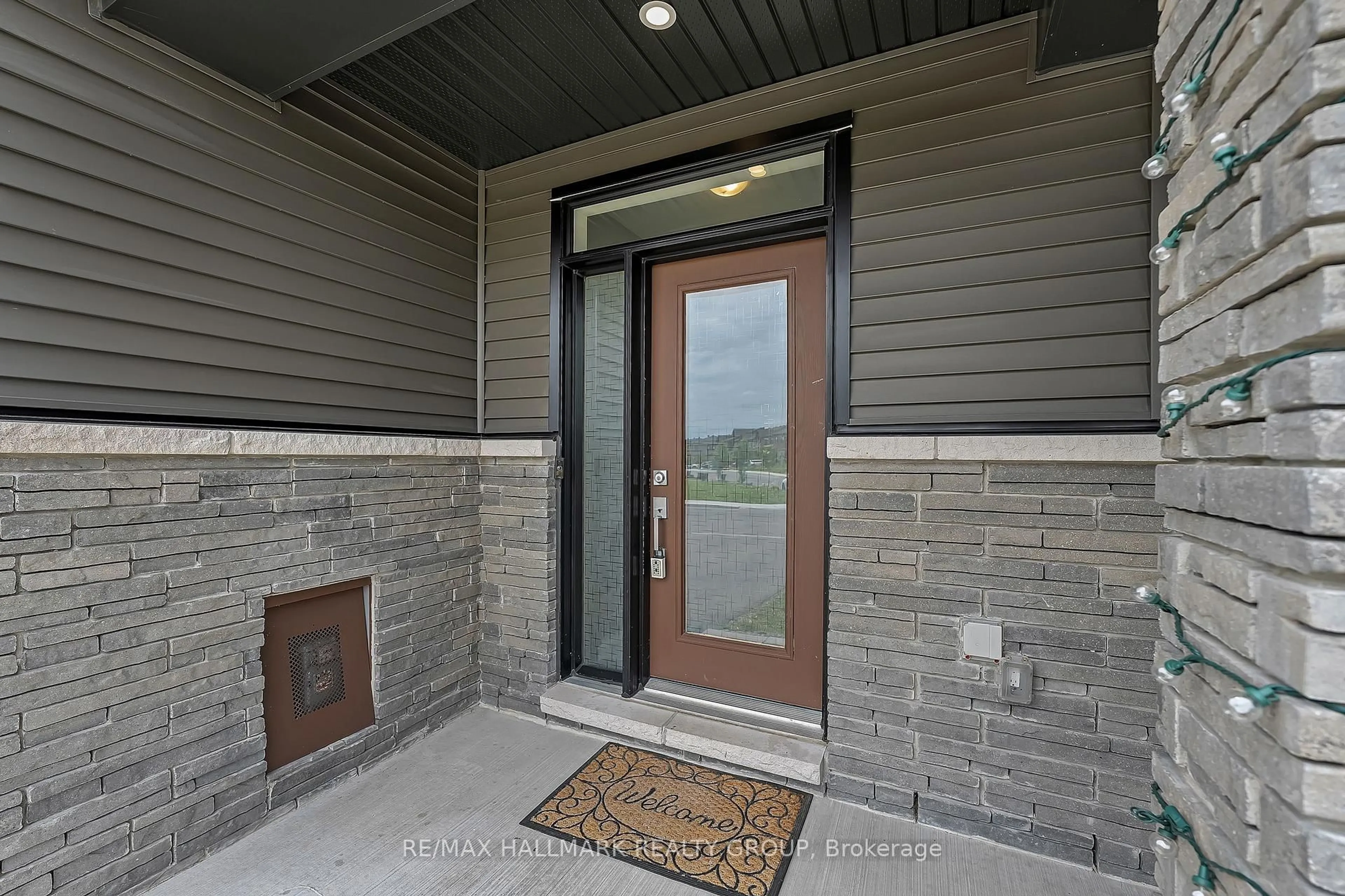 Indoor entryway for 568 Prominence Way, Ottawa Ontario K4A 5K9