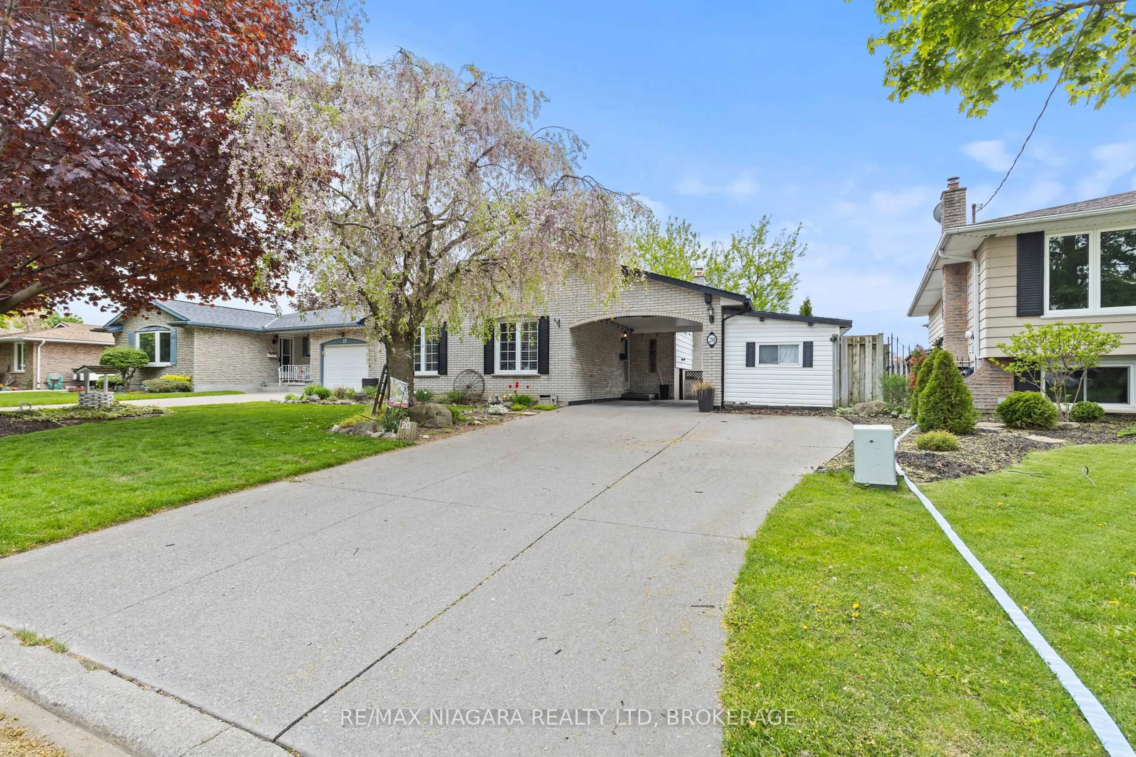 A pic from outside/outdoor area/front of a property/back of a property/a pic from drone, street for 20 Centennial Dr, St. Catharines Ontario L2N 6A4