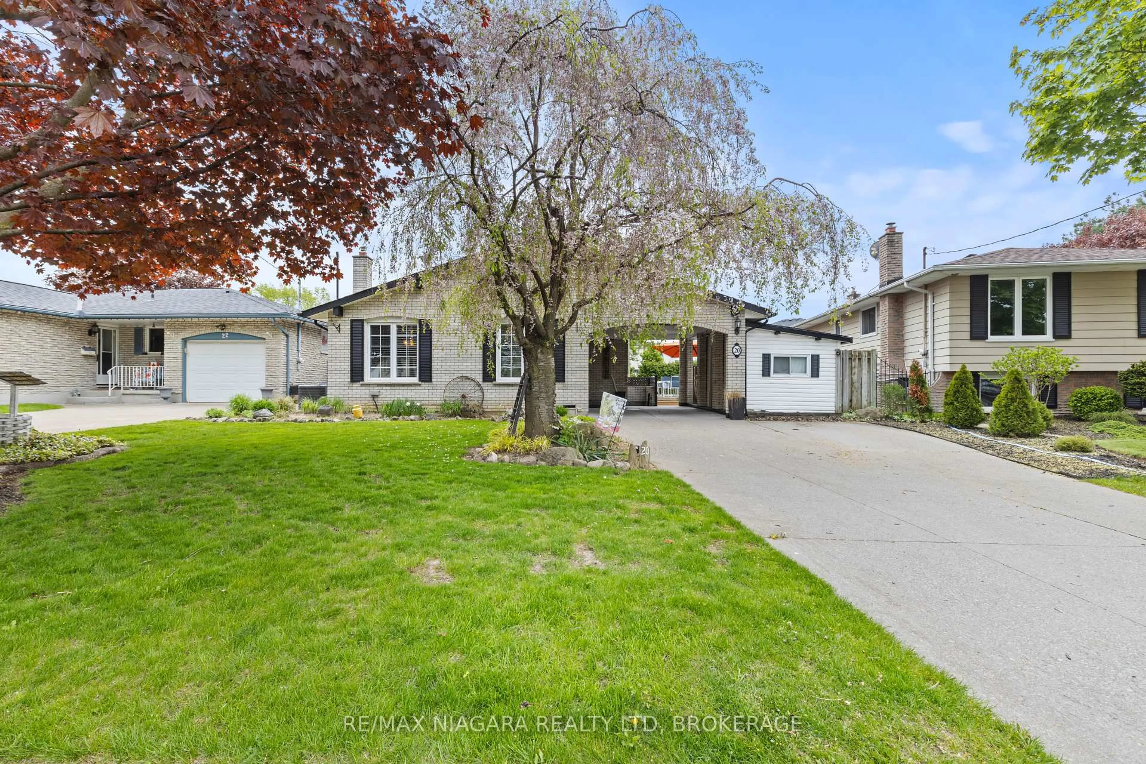 A pic from outside/outdoor area/front of a property/back of a property/a pic from drone, street for 20 Centennial Dr, St. Catharines Ontario L2N 6A4