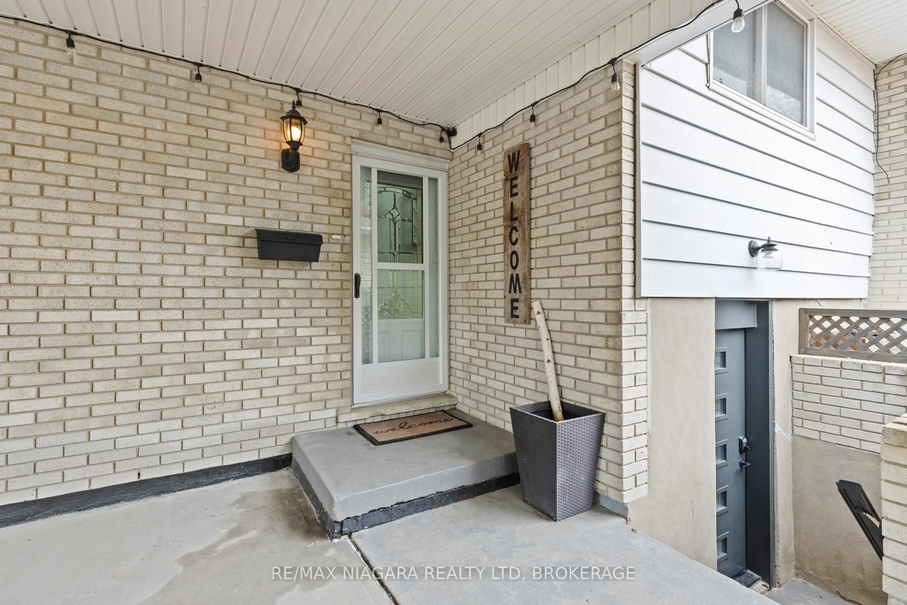 Indoor entryway for 20 Centennial Dr, St. Catharines Ontario L2N 6A4