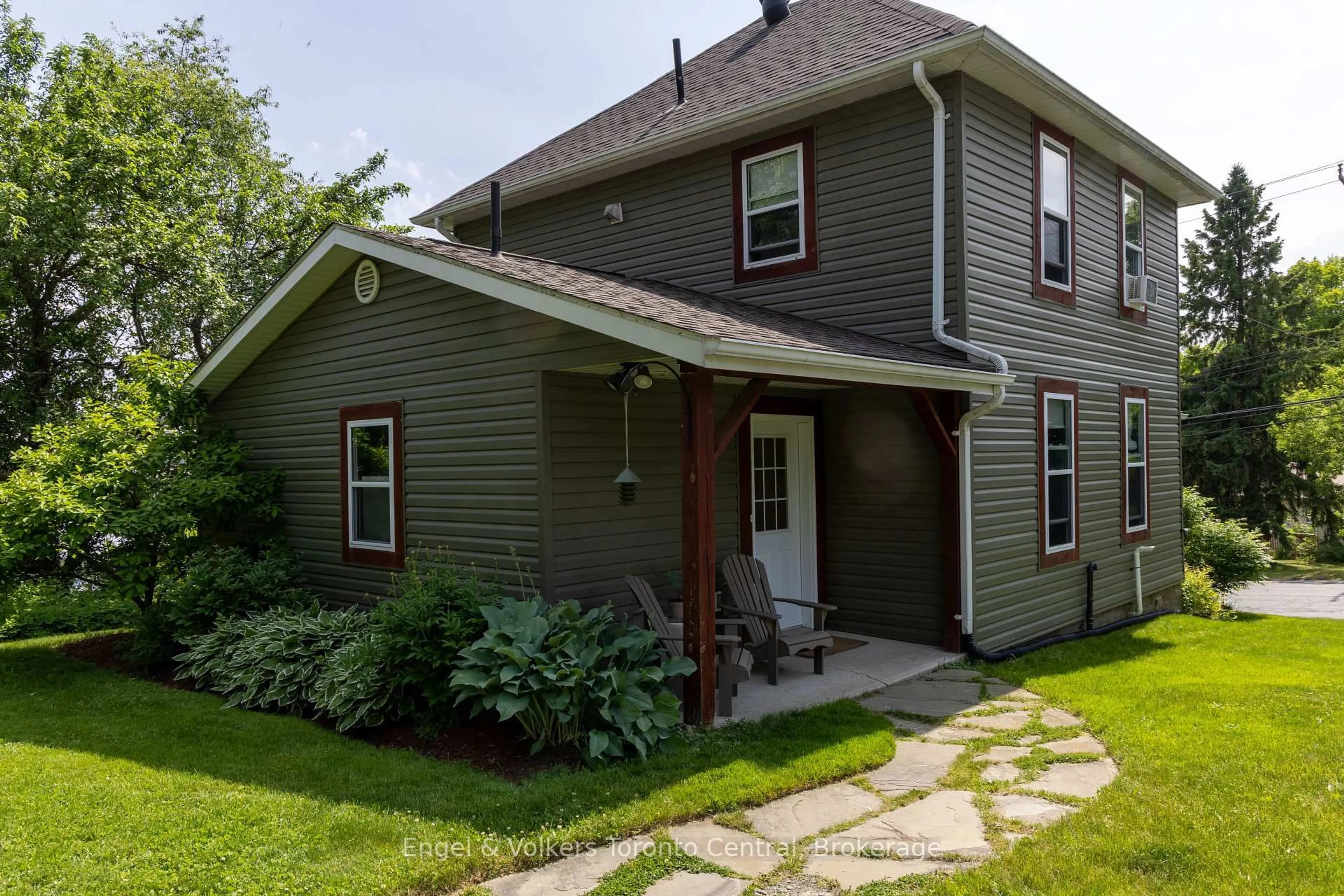 Home with vinyl exterior material, street for 82 Entrance Dr, Bracebridge Ontario P1L 1H3