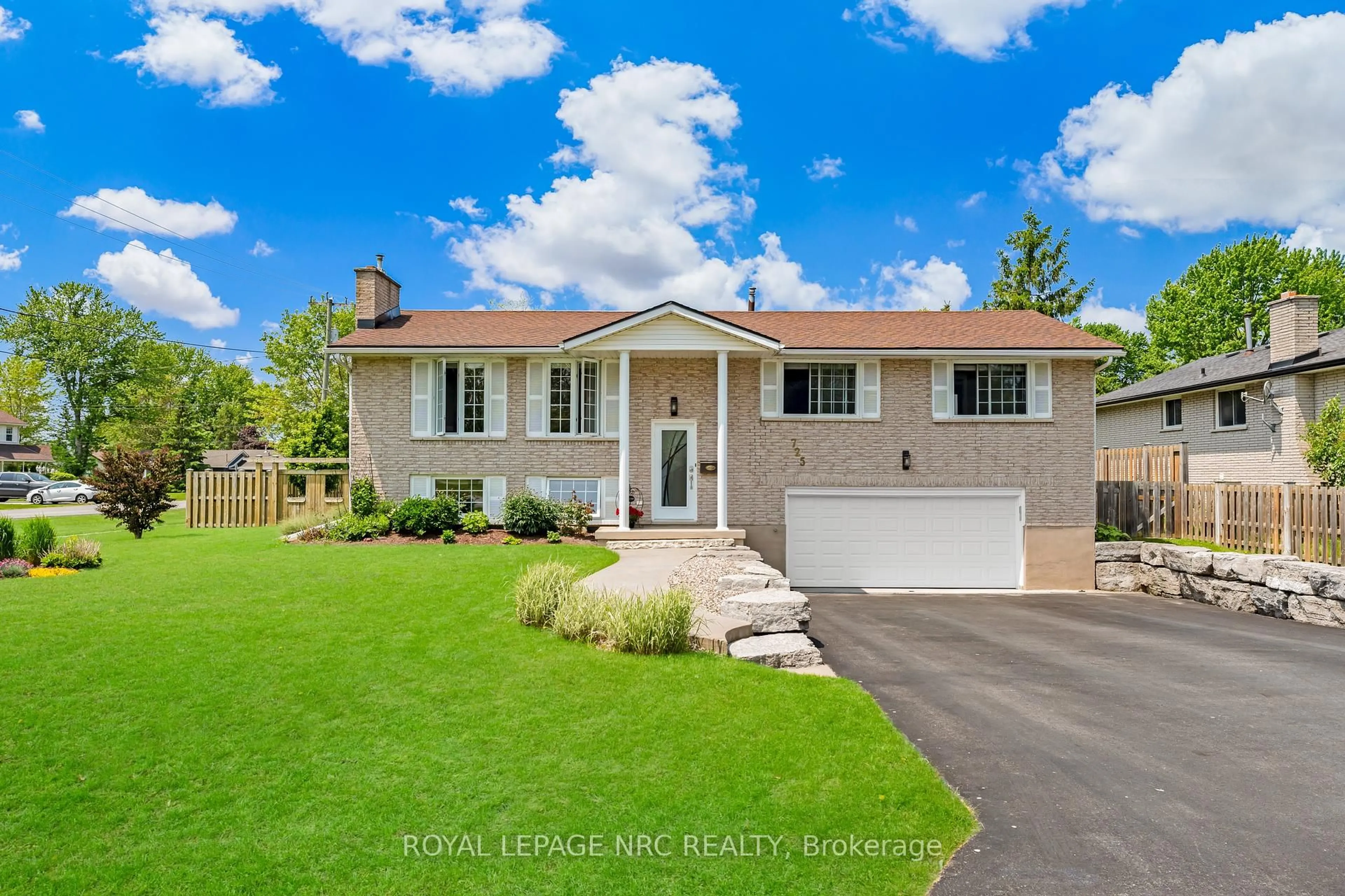 Home with vinyl exterior material, street for 725 Parkdale Ave, Fort Erie Ontario L2A 5B7