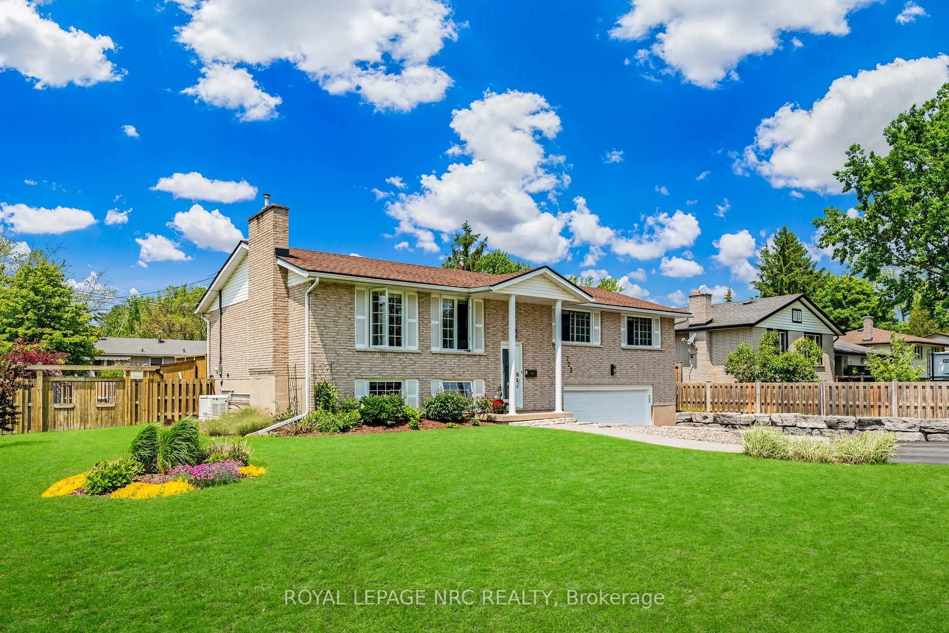 Home with vinyl exterior material, street for 725 Parkdale Ave, Fort Erie Ontario L2A 5B7