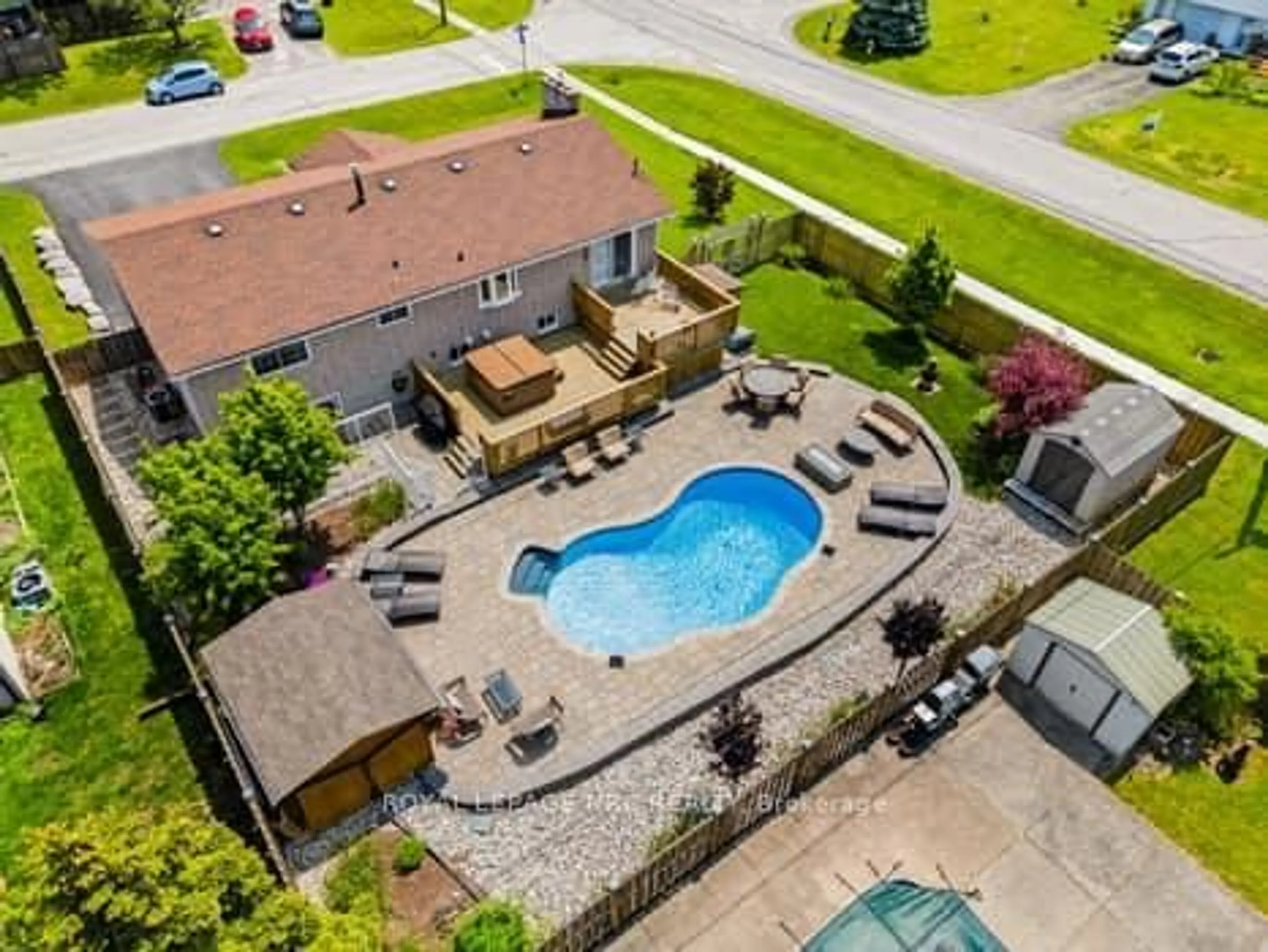A pic from outside/outdoor area/front of a property/back of a property/a pic from drone, water/lake/river/ocean view for 725 Parkdale Ave, Fort Erie Ontario L2A 5B7