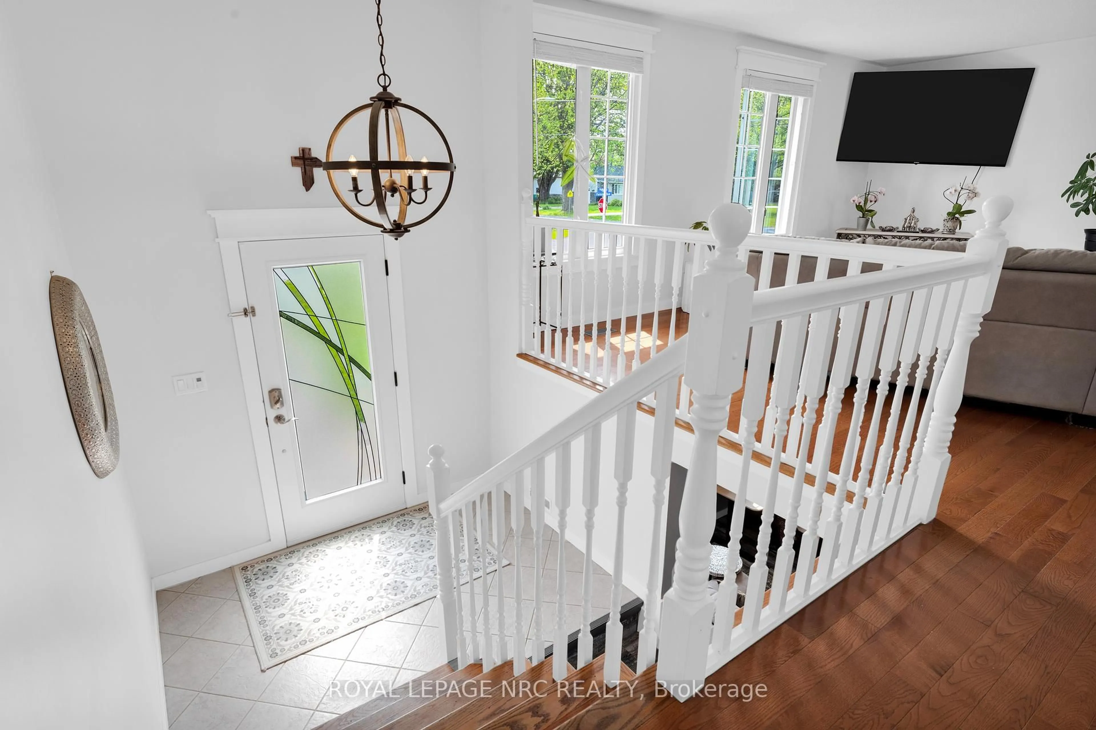 Indoor entryway for 725 Parkdale Ave, Fort Erie Ontario L2A 5B7