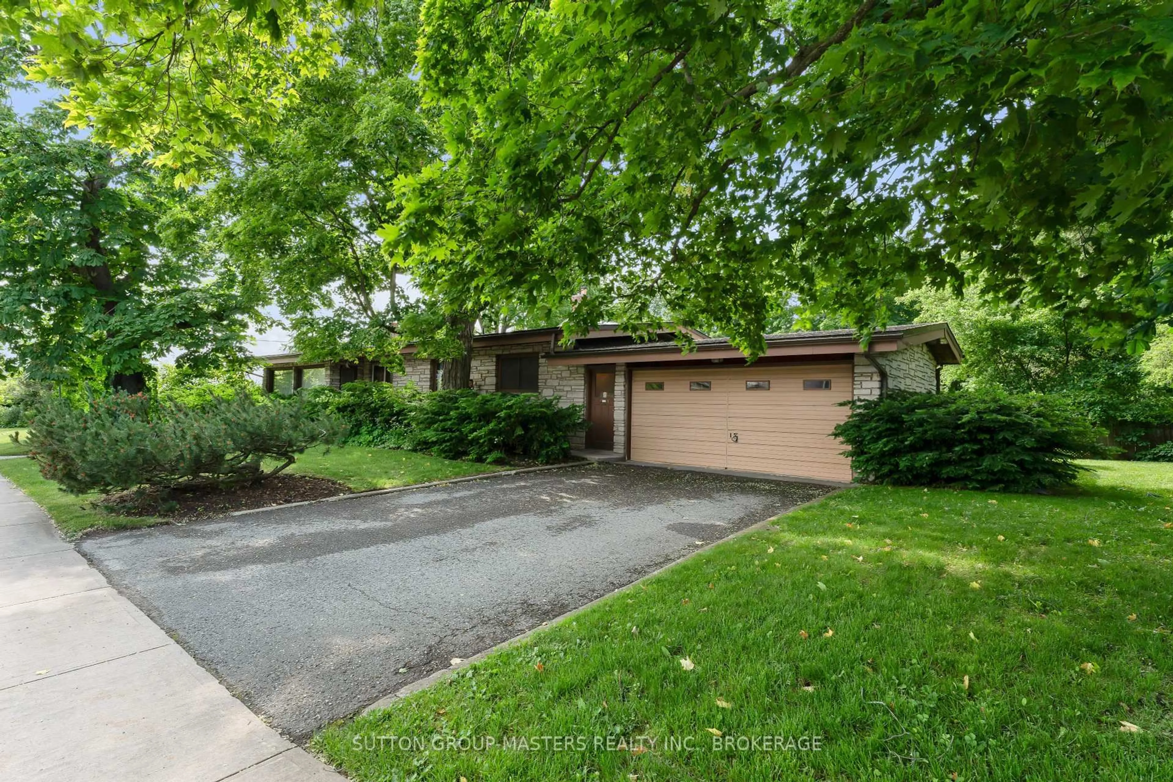 A pic from outside/outdoor area/front of a property/back of a property/a pic from drone, street for 2 Churchill St, Kingston Ontario K7M 2K5