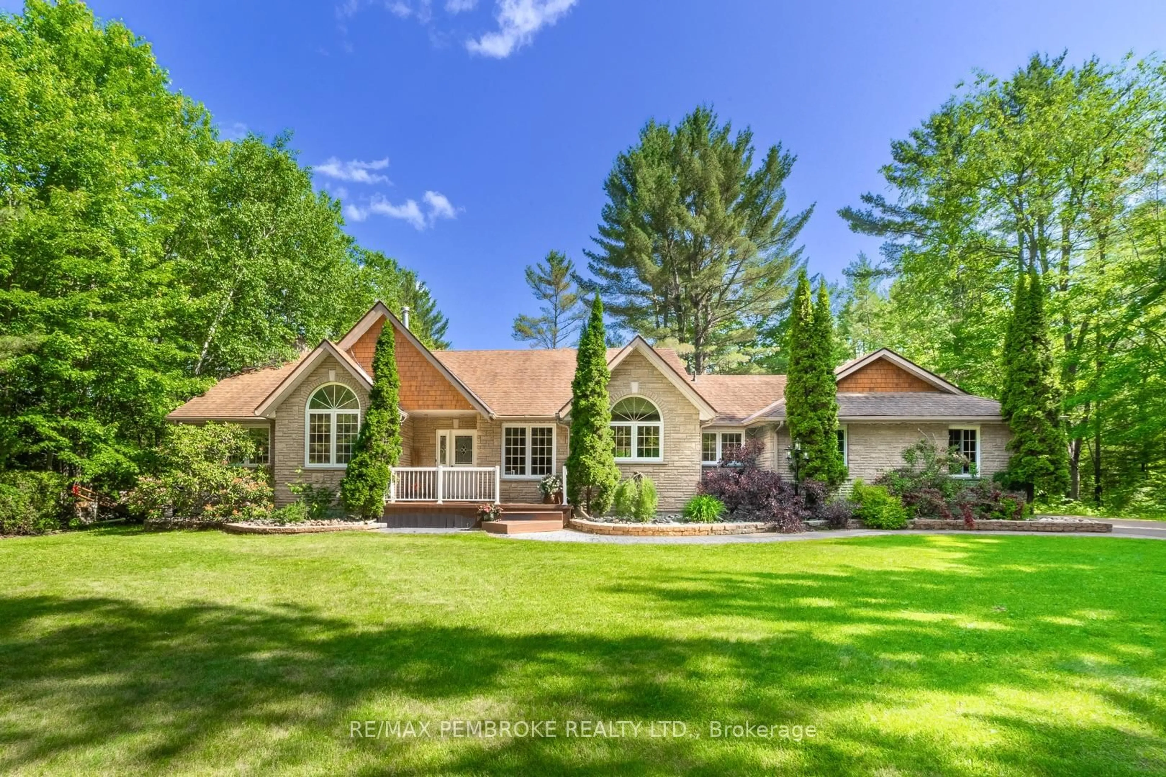 A pic from outside/outdoor area/front of a property/back of a property/a pic from drone, unknown for 559 Black Bay Rd, Petawawa Ontario K8H 2W8
