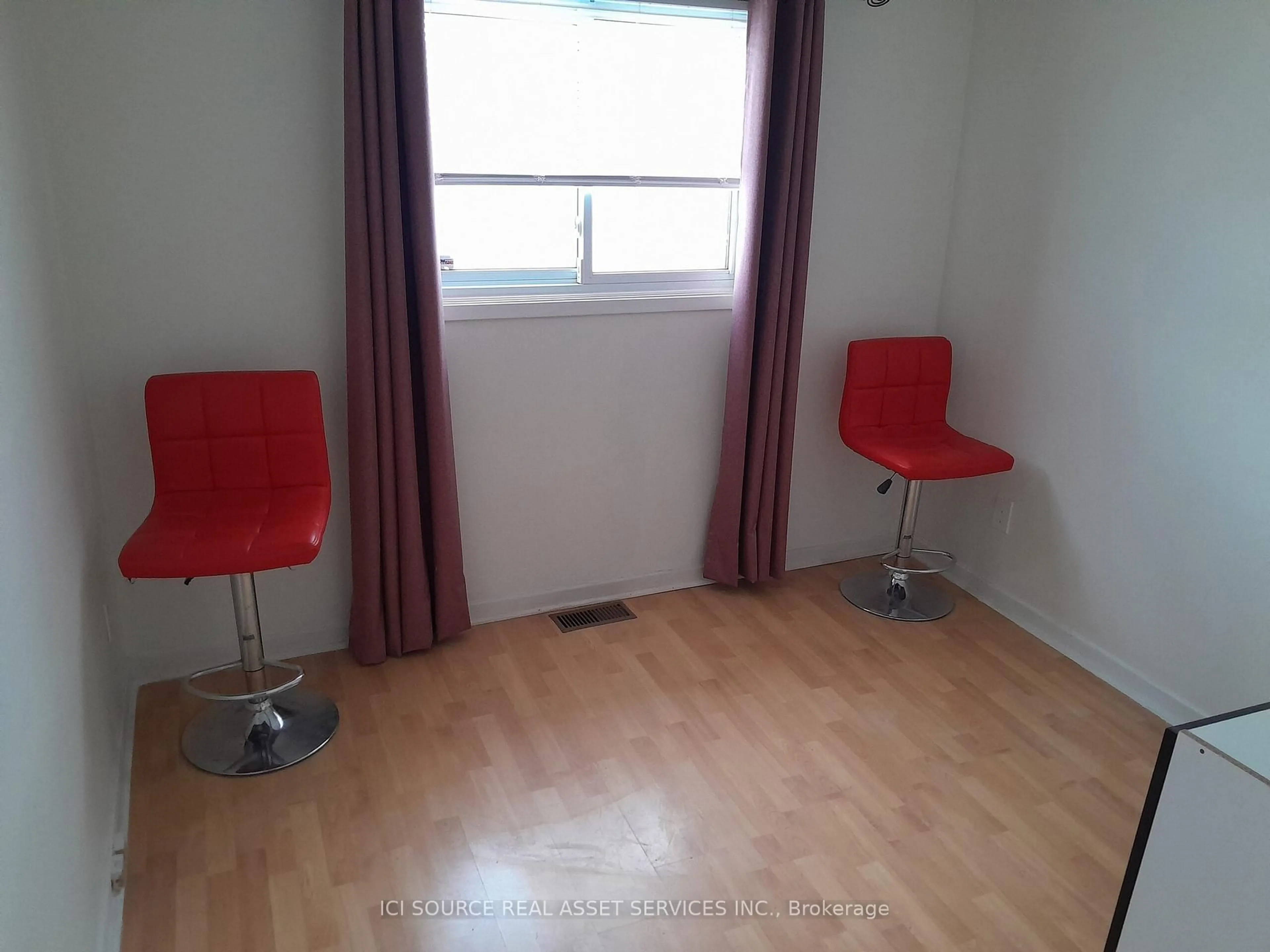 A pic of a room for 6258 Frederica St, Niagara Falls Ontario L2G 1C4