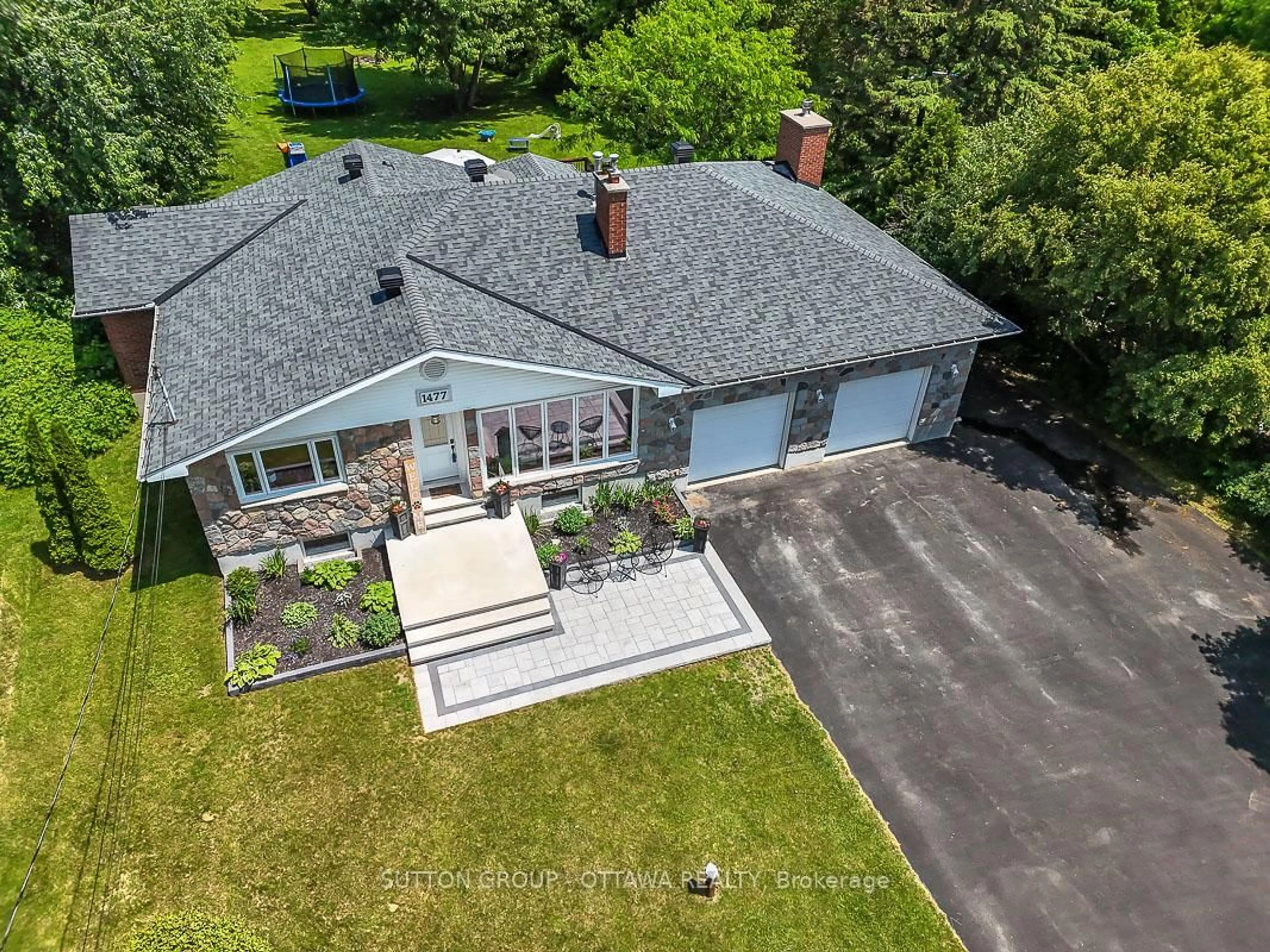 A pic from outside/outdoor area/front of a property/back of a property/a pic from drone, unknown for 1477 Stagecoach Rd, Greely Ontario K4P 1G4
