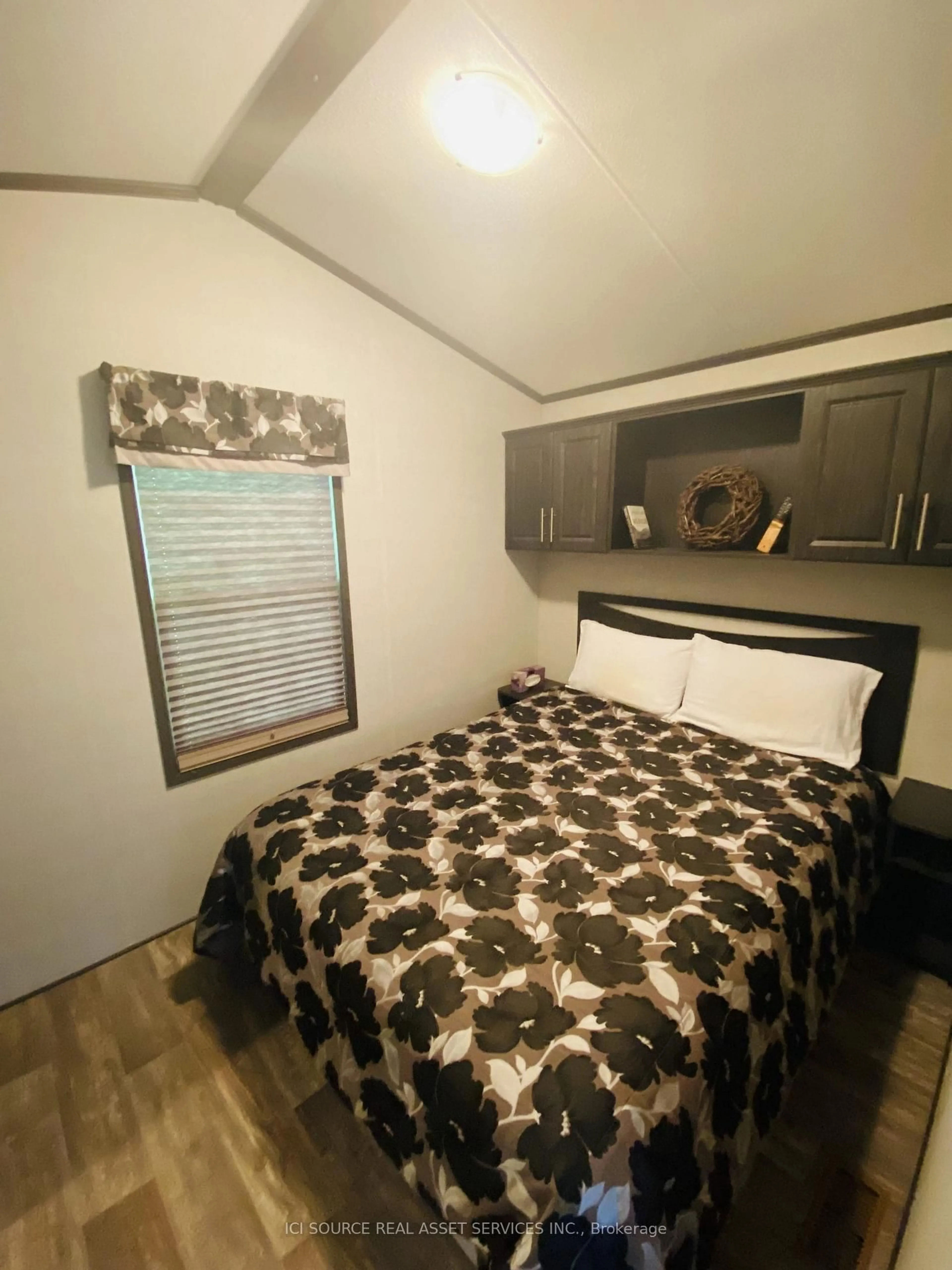 Bedroom with bed, wood/laminate floor for 1082 Shamrock Marina Rd #SMR167, Gravenhurst Ontario P0E 1N0