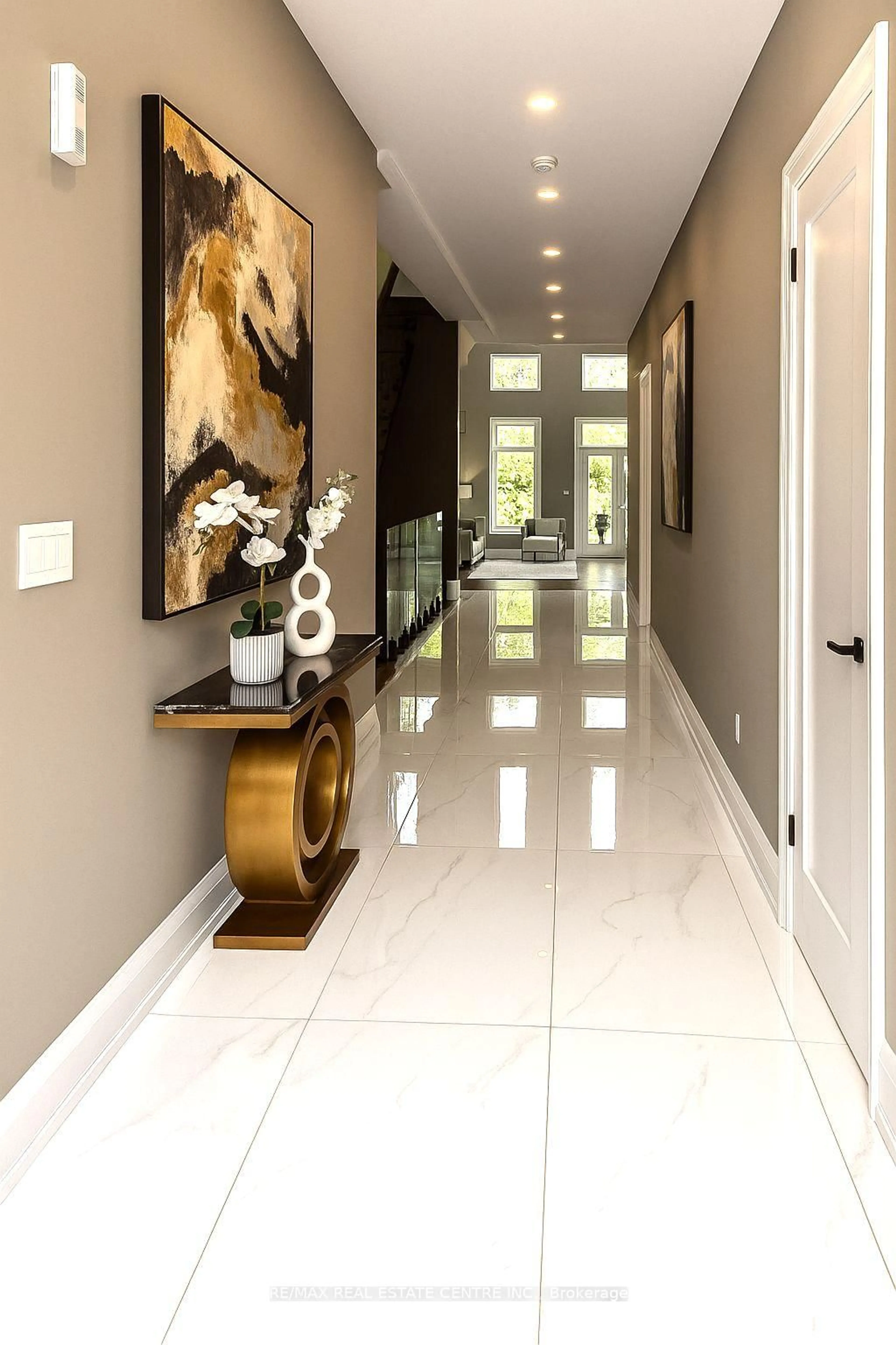Indoor entryway for 653 Mohawk Rd, Hamilton Ontario L9G 2X1