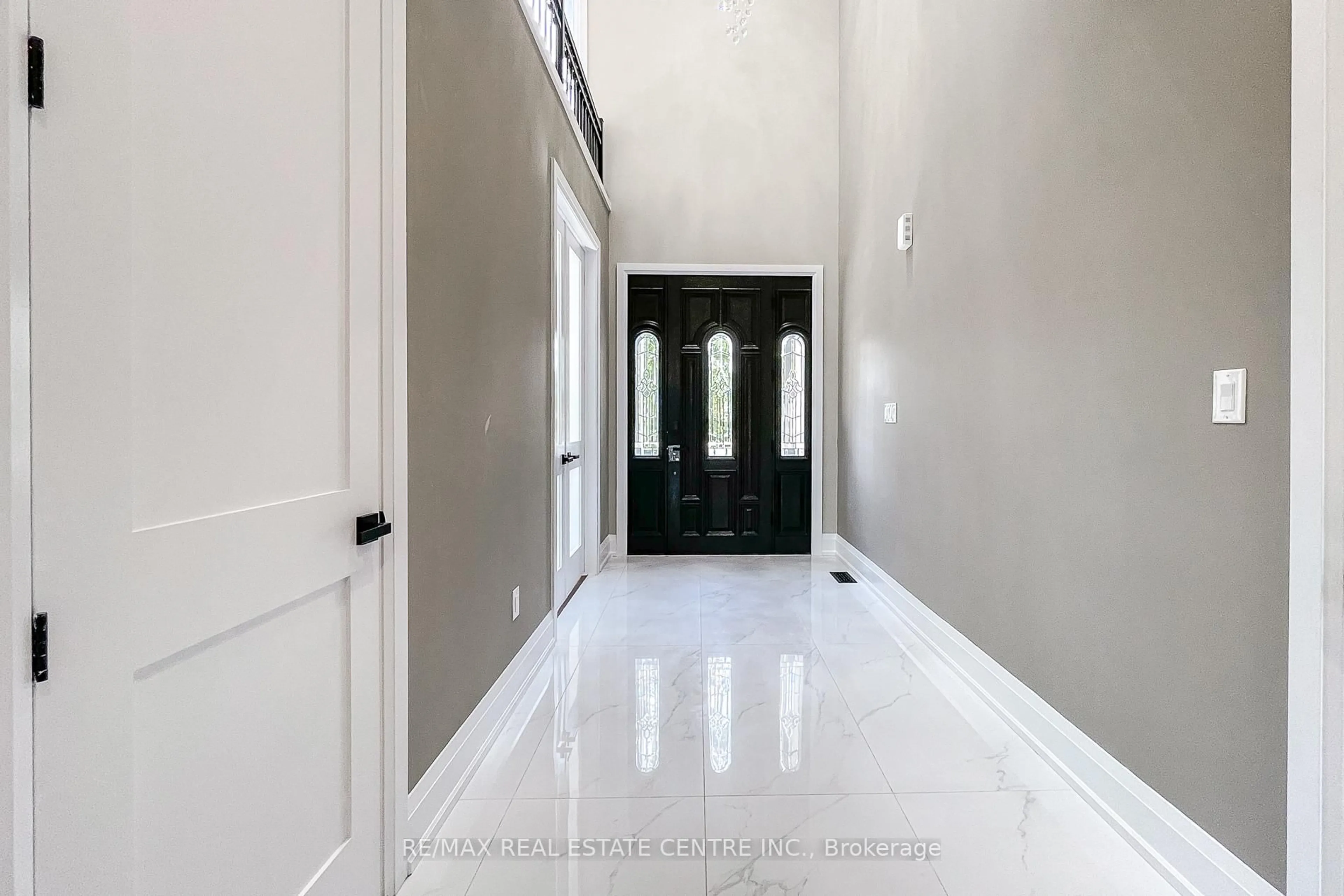 Indoor entryway for 653 Mohawk Rd, Hamilton Ontario L9G 2X1