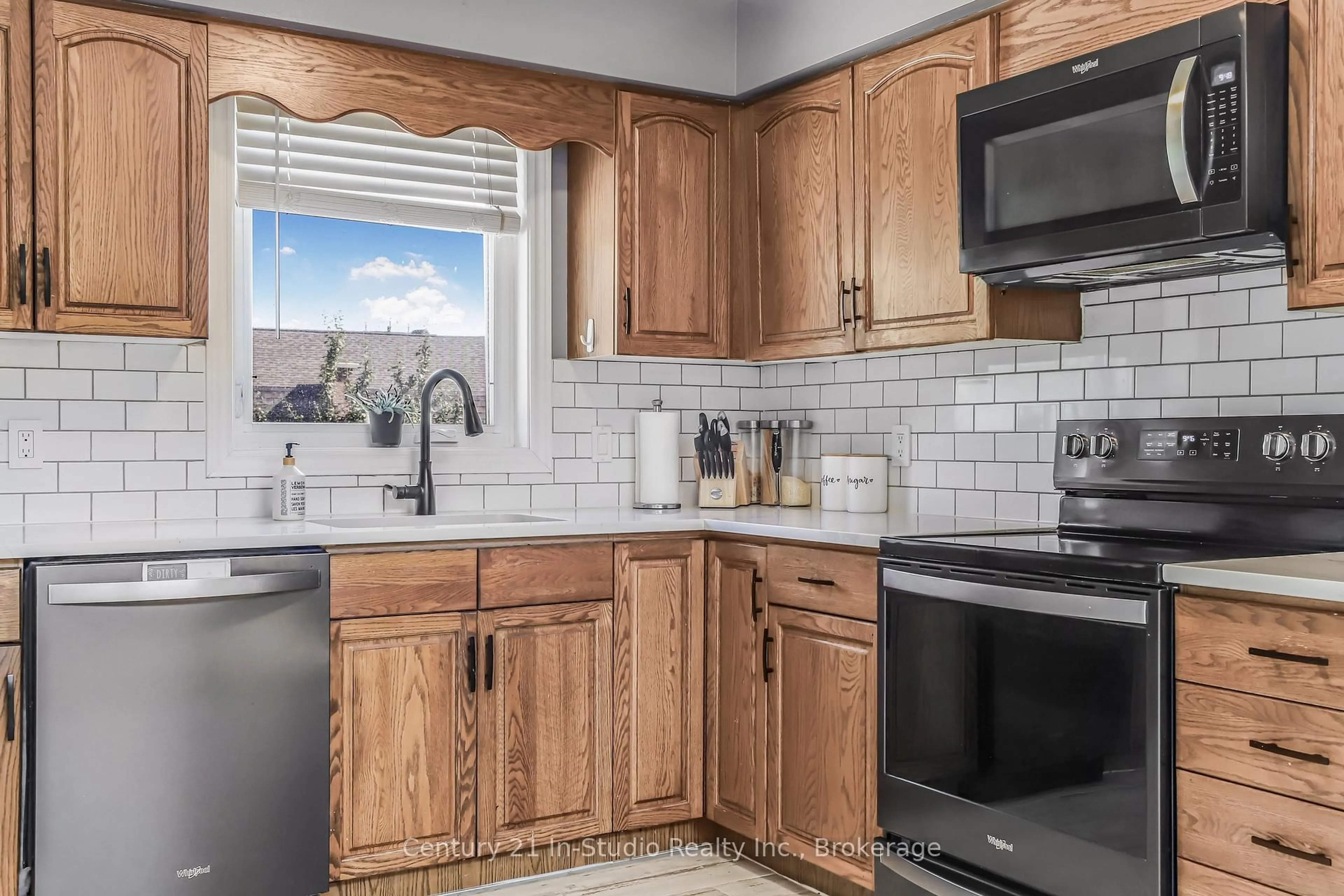 Standard kitchen, ceramic/tile floor for 786 8th St, Owen Sound Ontario N4K 1L9