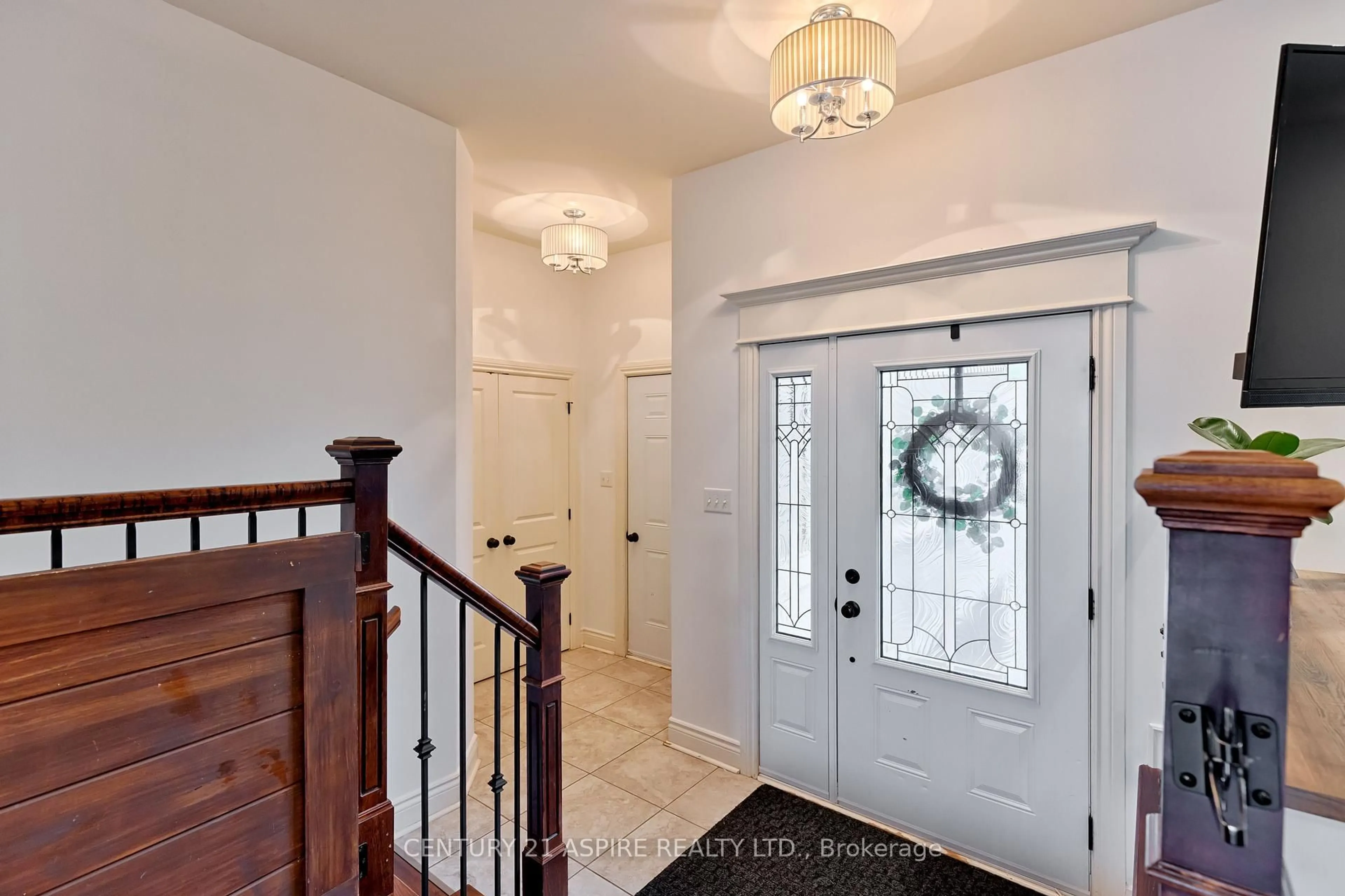 Indoor entryway for 520 Gardner Cres, Petawawa Ontario K8H 0C4
