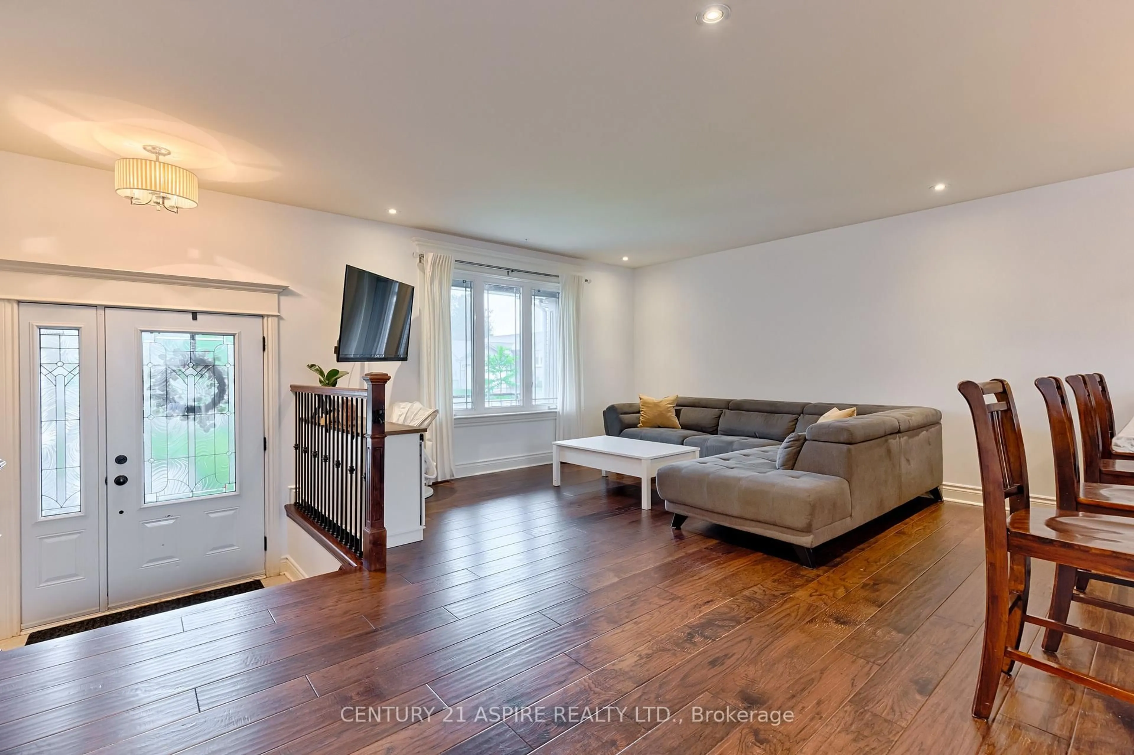 Living room with furniture, wood/laminate floor for 520 Gardner Cres, Petawawa Ontario K8H 0C4