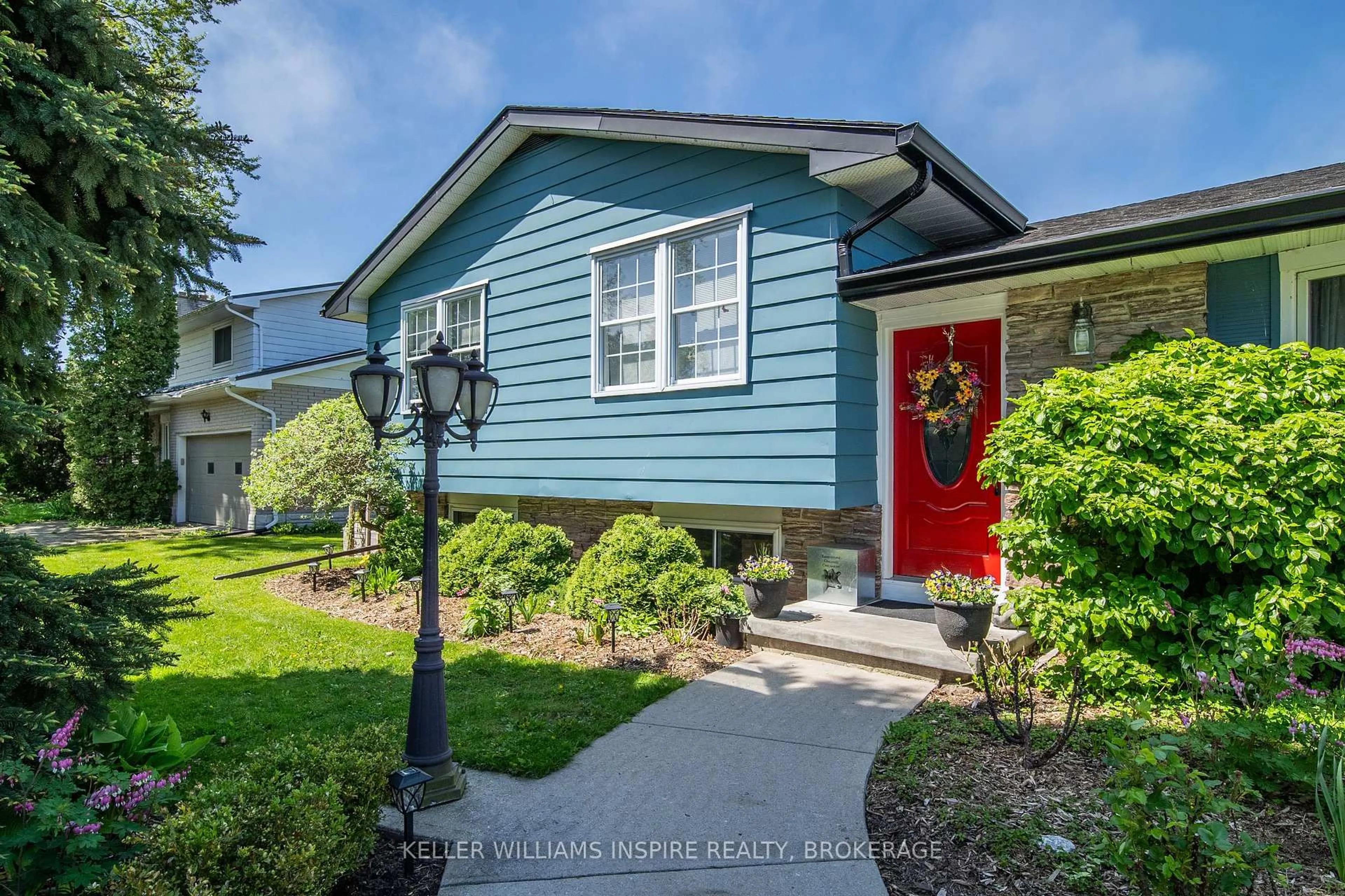 Home with vinyl exterior material, street for 175 Sherman St, Kingston Ontario K7M 4G9