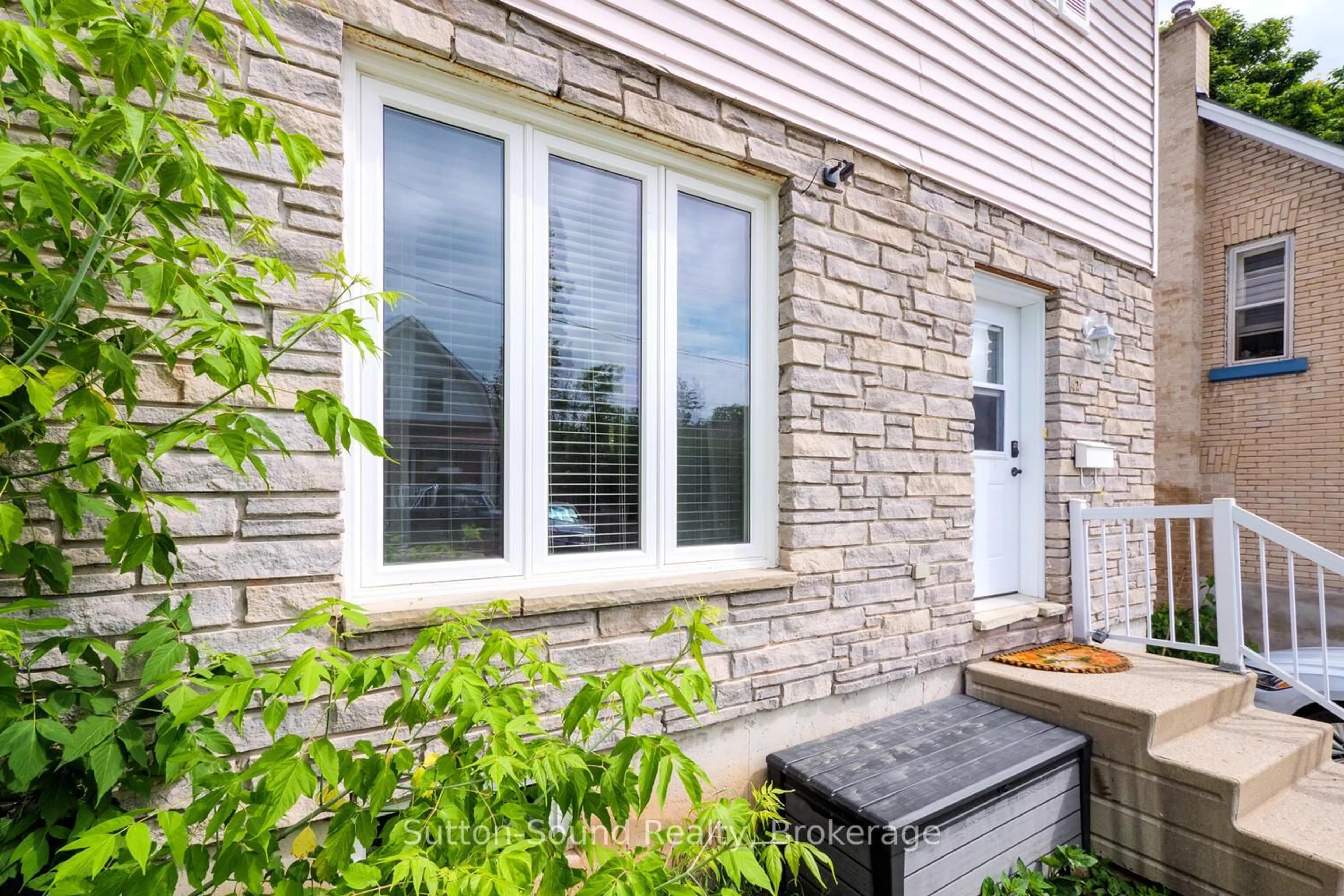 Home with vinyl exterior material, street for 428 11TH A St, Owen Sound Ontario N4K 3T5