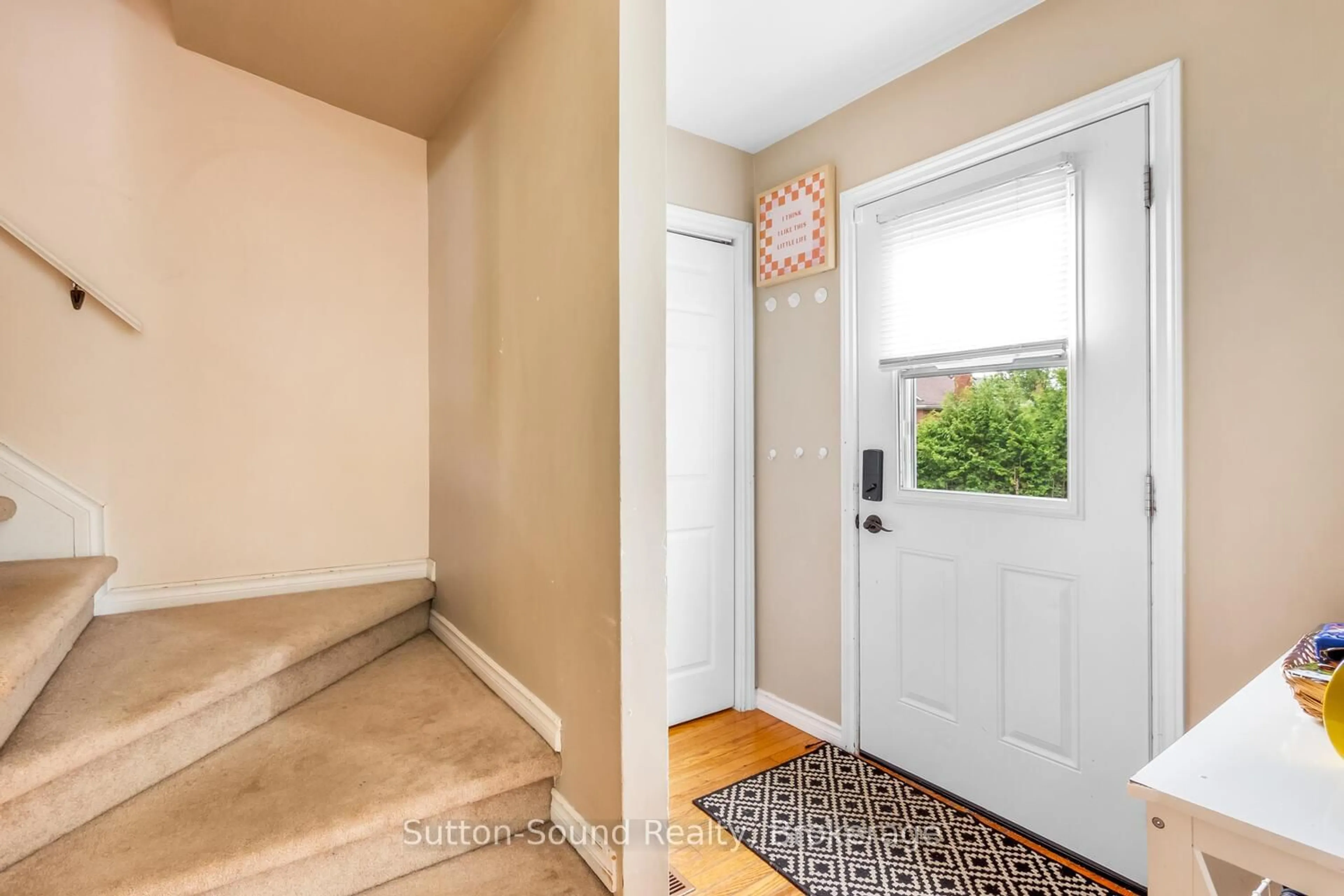 Indoor entryway for 428 11TH A St, Owen Sound Ontario N4K 3T5