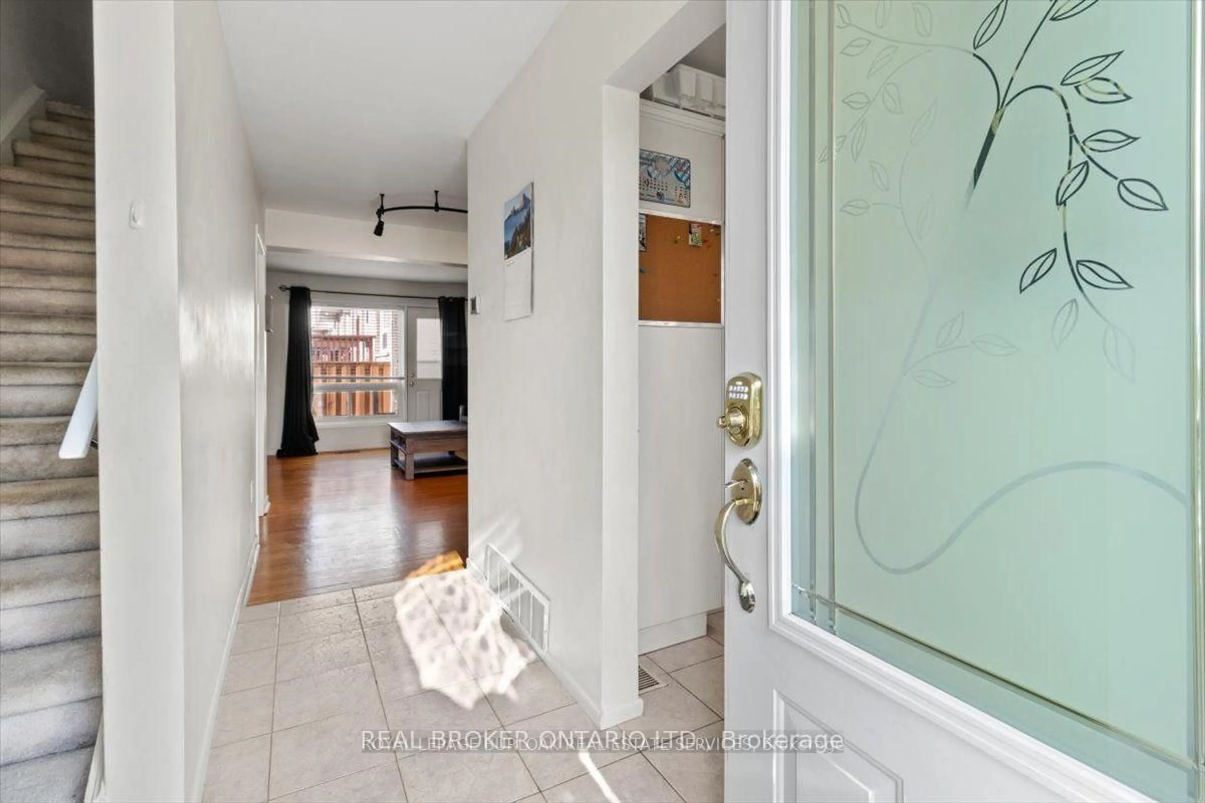 Indoor entryway for 11 Colmar Pl #2, Hamilton Ontario L9H 4L1