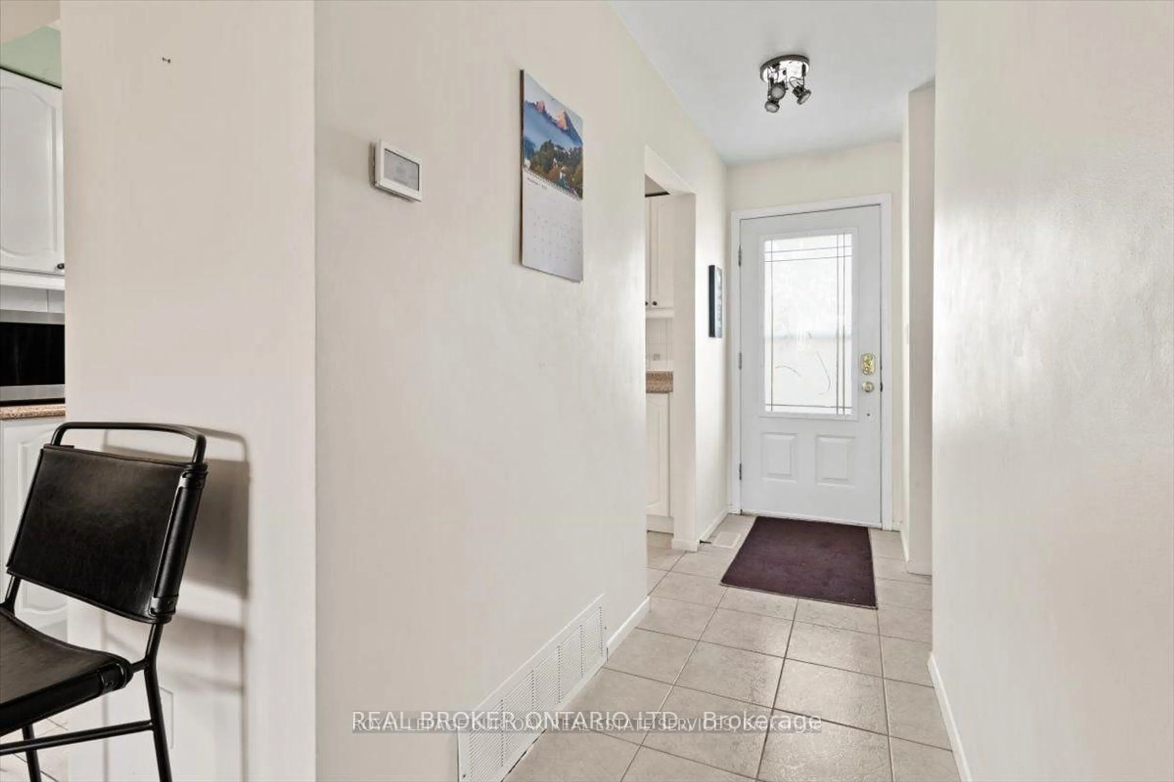 Indoor entryway for 11 Colmar Pl #2, Hamilton Ontario L9H 4L1