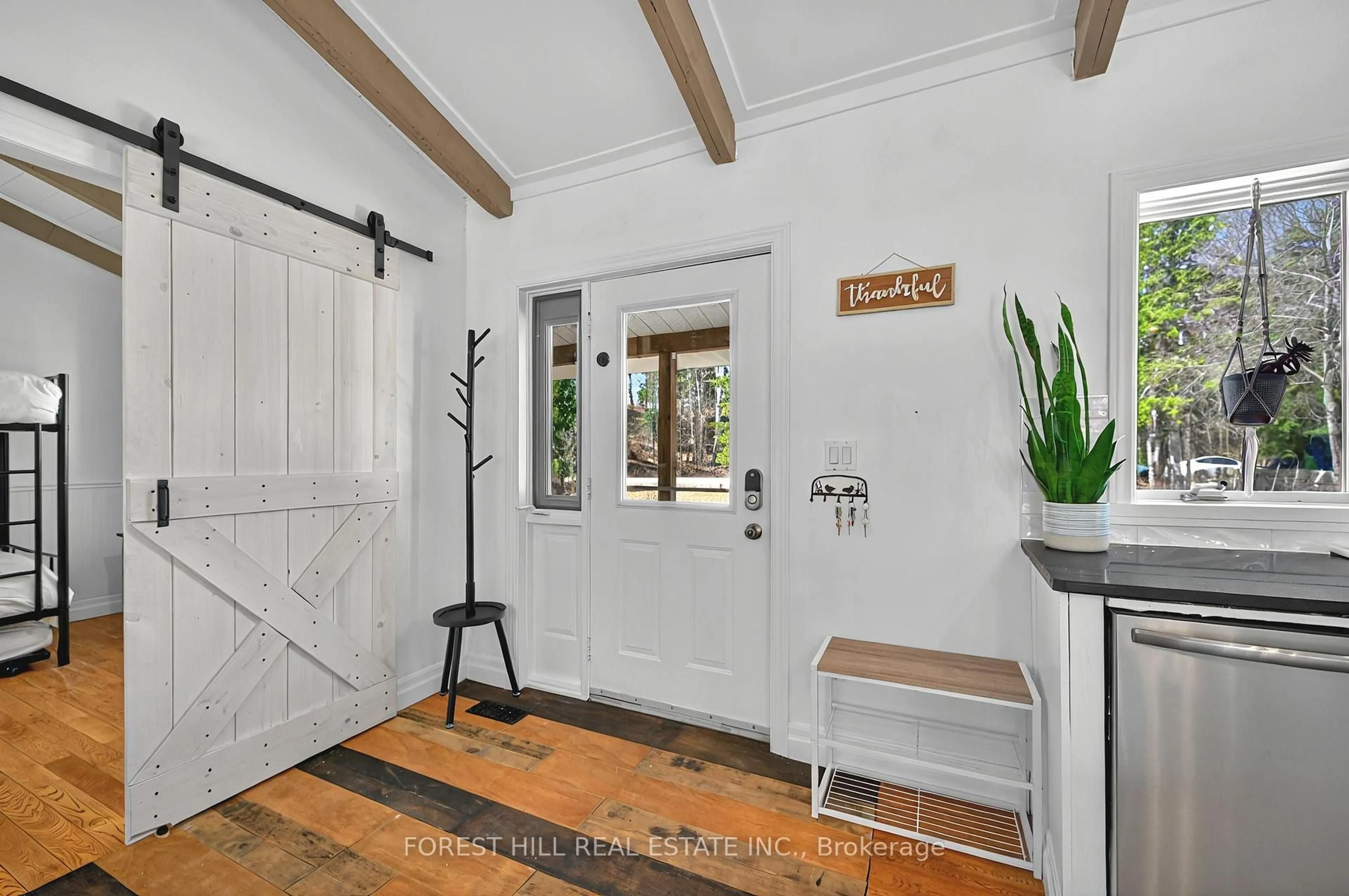 Indoor entryway for 31 GLEN ACRES Rd, Huntsville Ontario P1H 1N6
