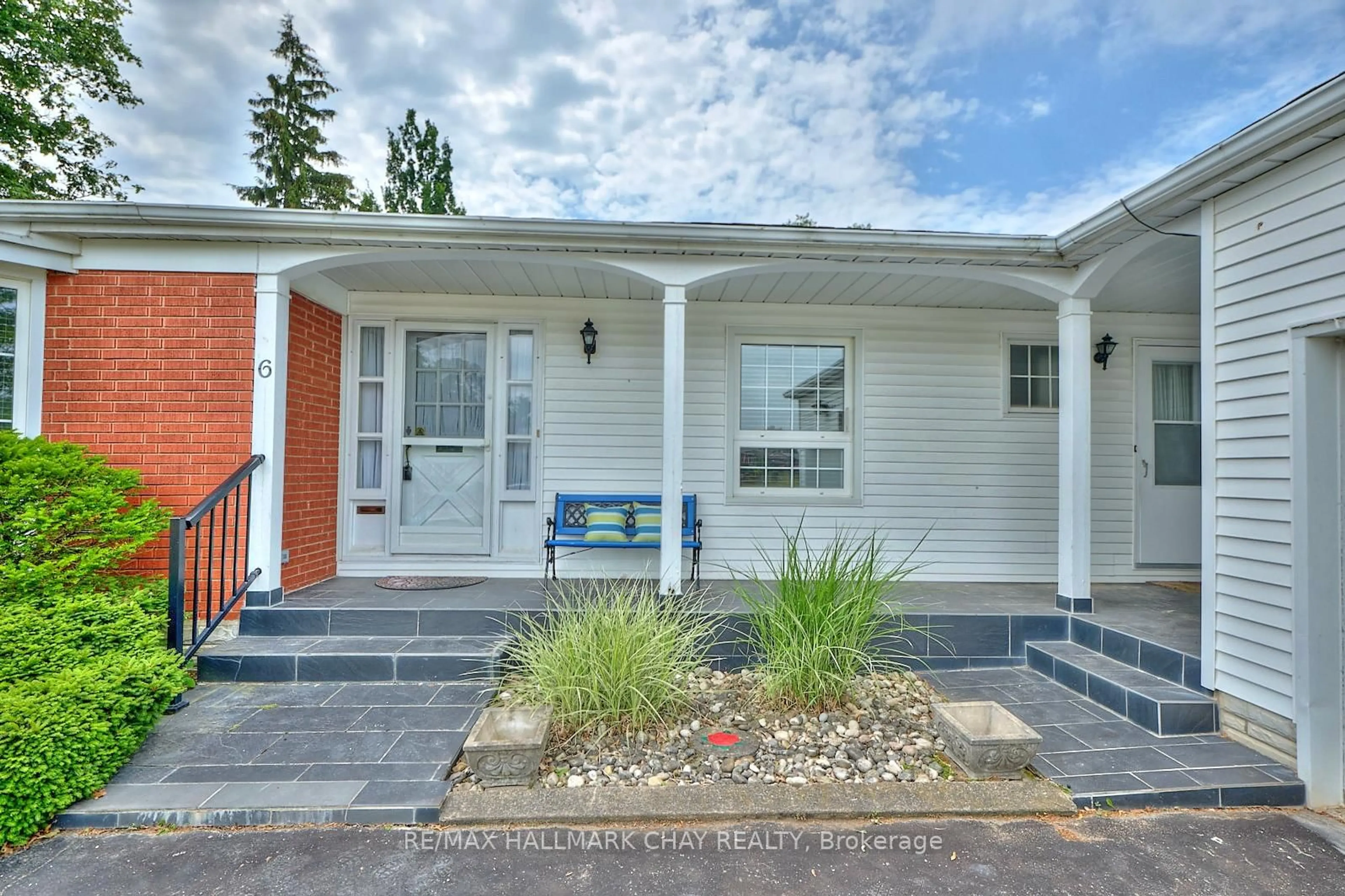 Home with vinyl exterior material, street for 6 Glendale Dr, Welland Ontario L3C 4Y6