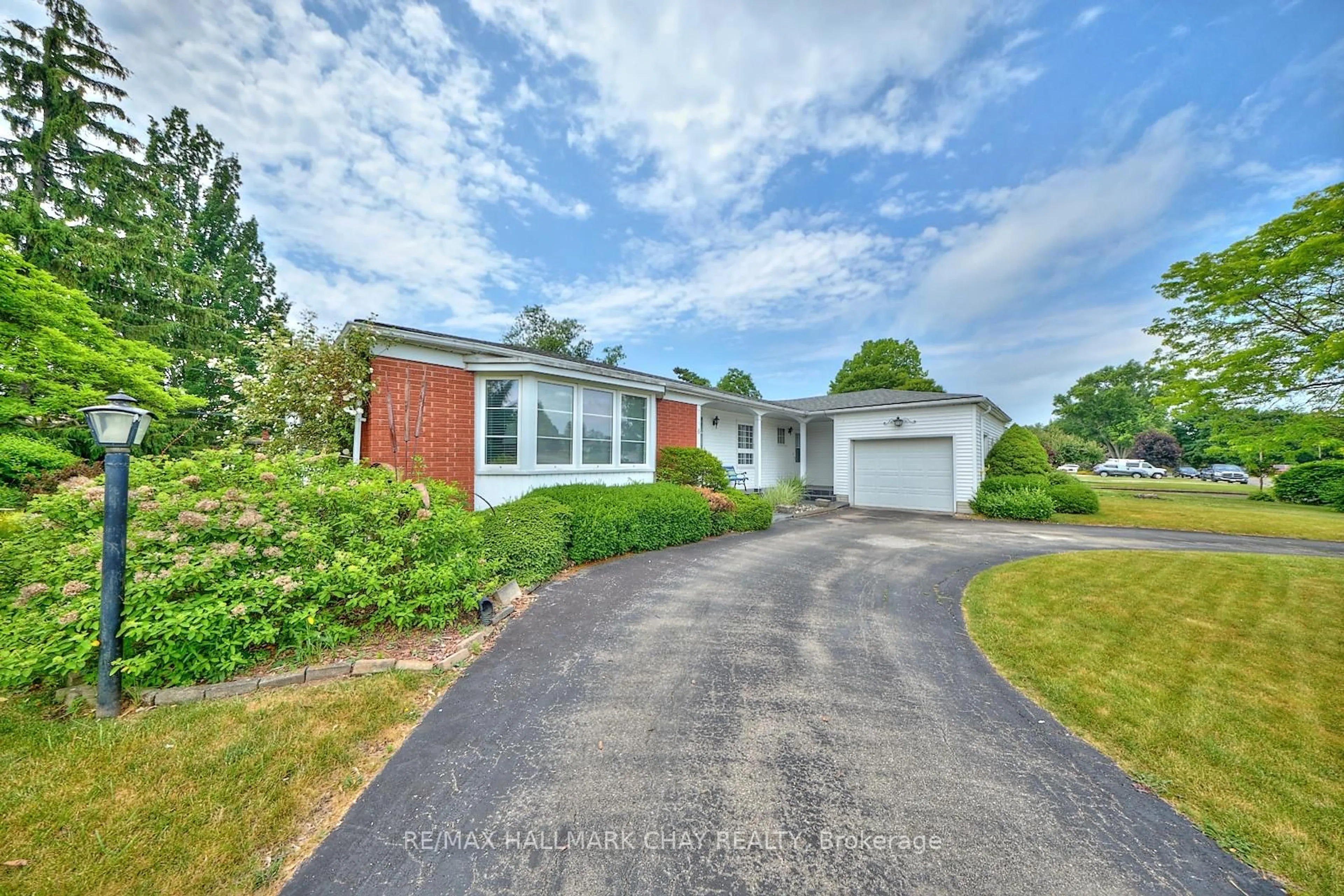 A pic from outside/outdoor area/front of a property/back of a property/a pic from drone, street for 6 Glendale Dr, Welland Ontario L3C 4Y6