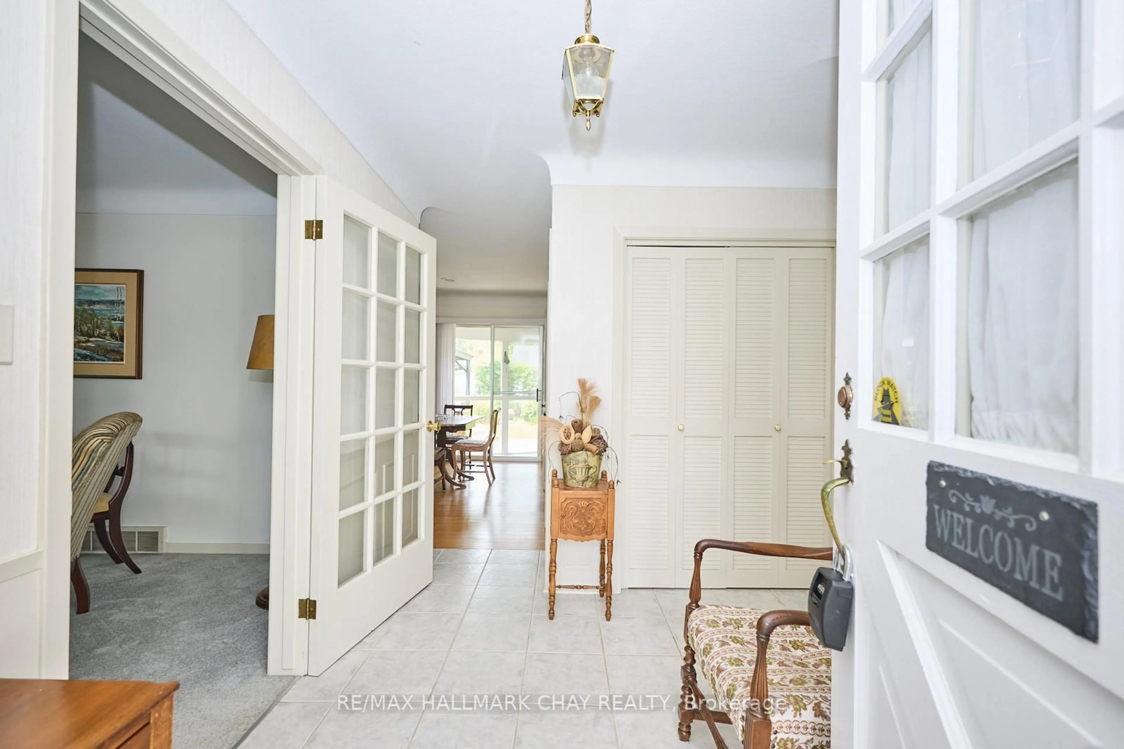 Indoor foyer for 6 Glendale Dr, Welland Ontario L3C 4Y6