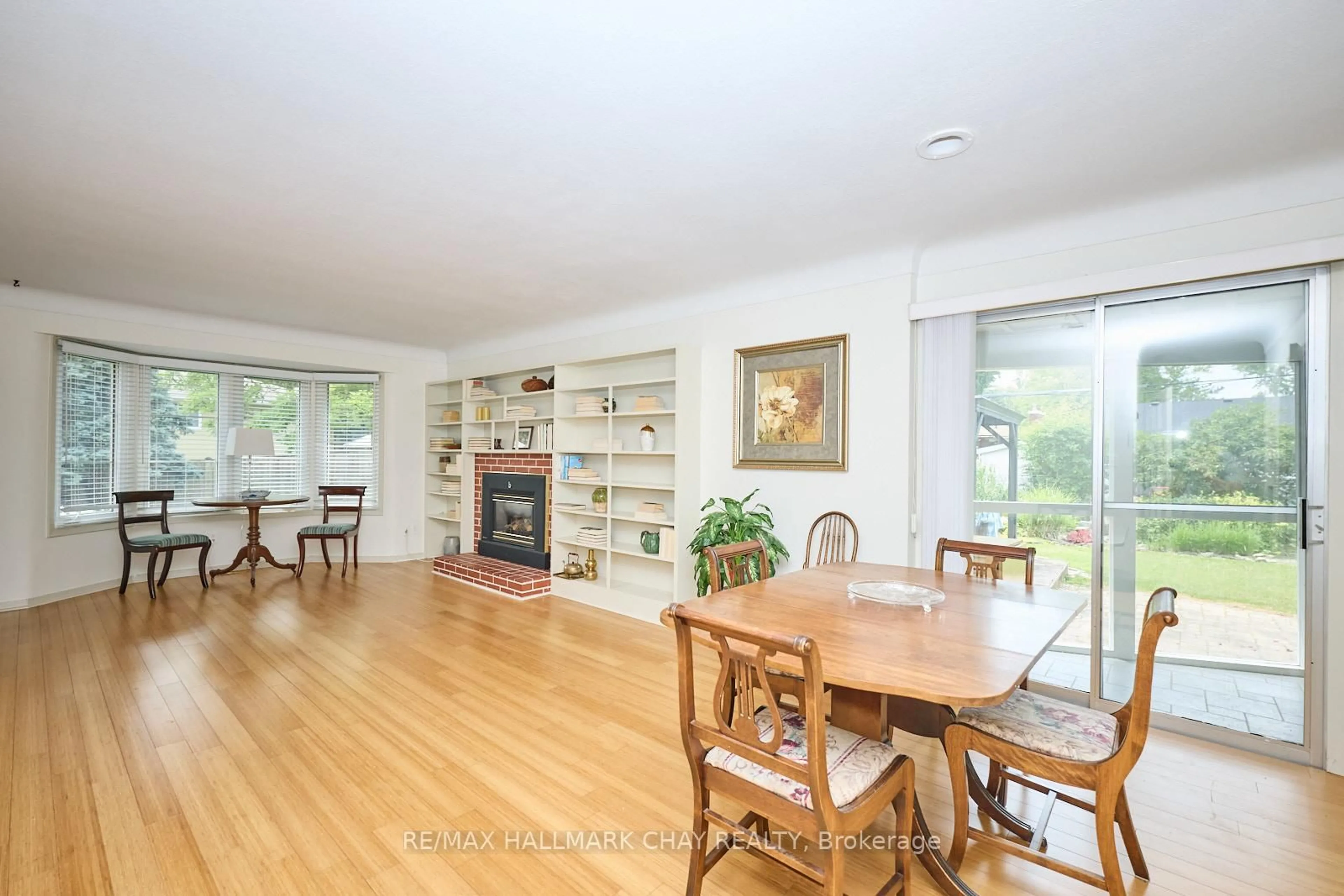 Dining room, wood/laminate floor for 6 Glendale Dr, Welland Ontario L3C 4Y6