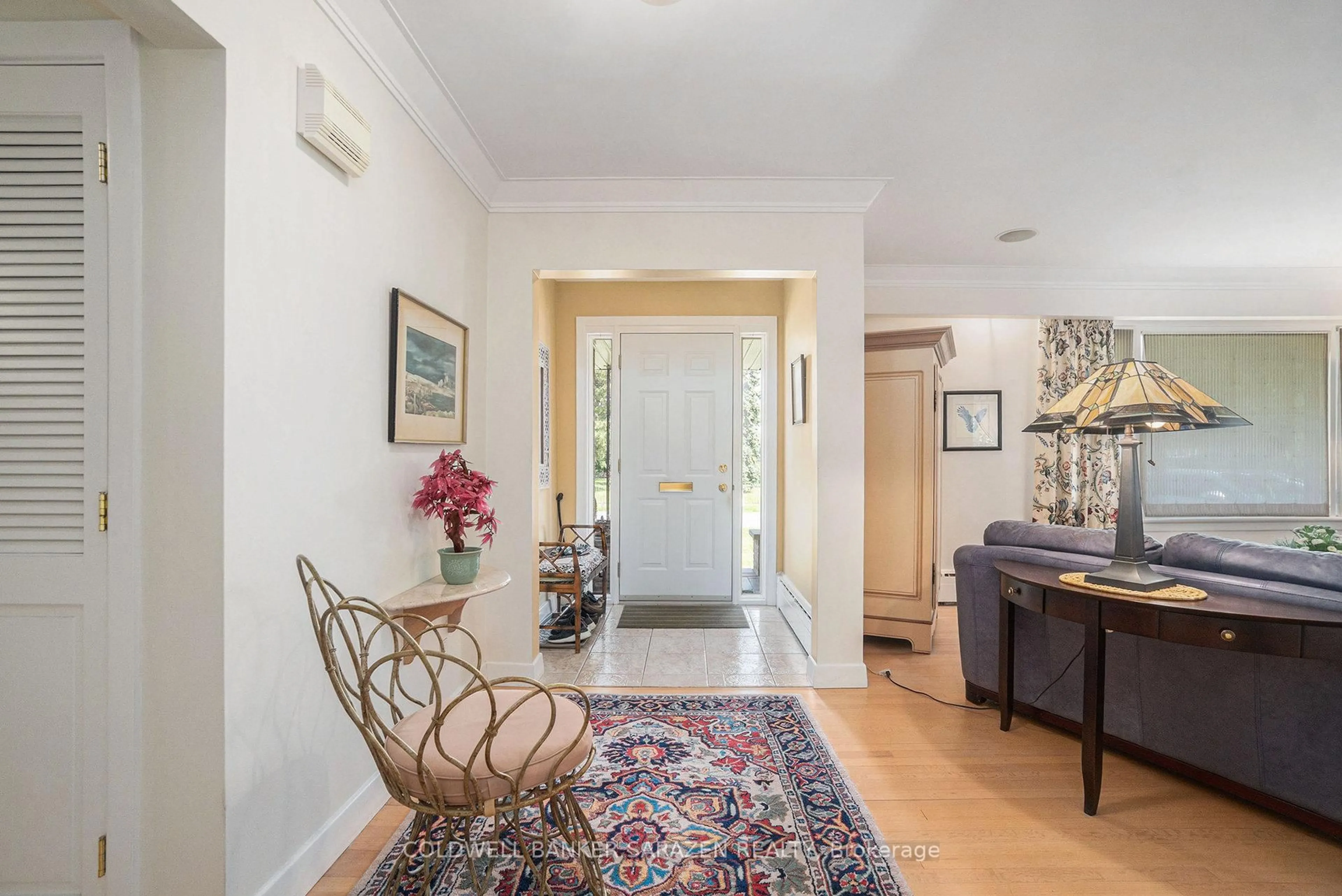 Indoor entryway for 2009 Killarney Dr, Ottawa Ontario K2A 1P9