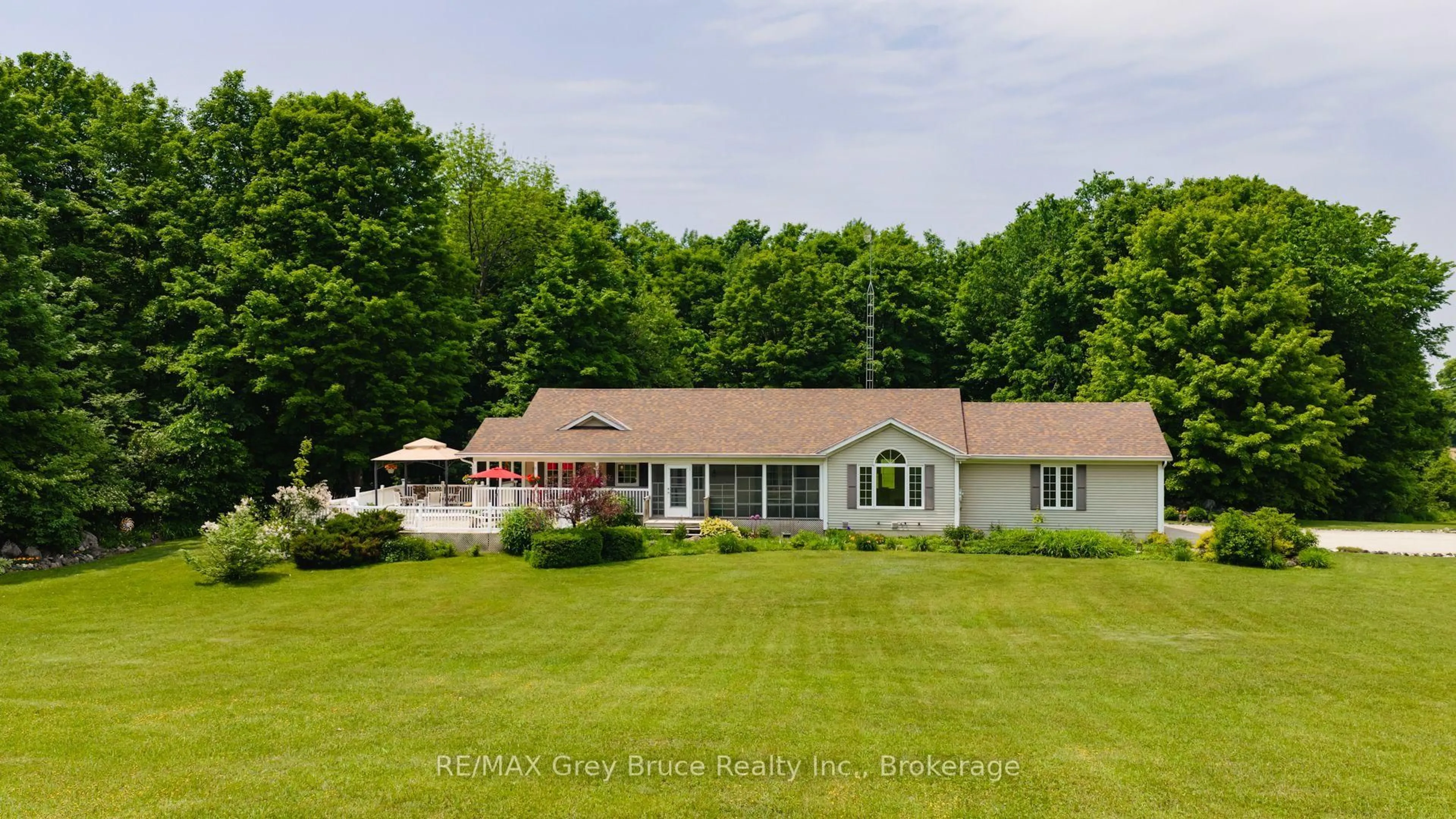 A pic from outside/outdoor area/front of a property/back of a property/a pic from drone, unknown for 720291 20 Sdrd, Chatsworth Ontario N0H 1R0