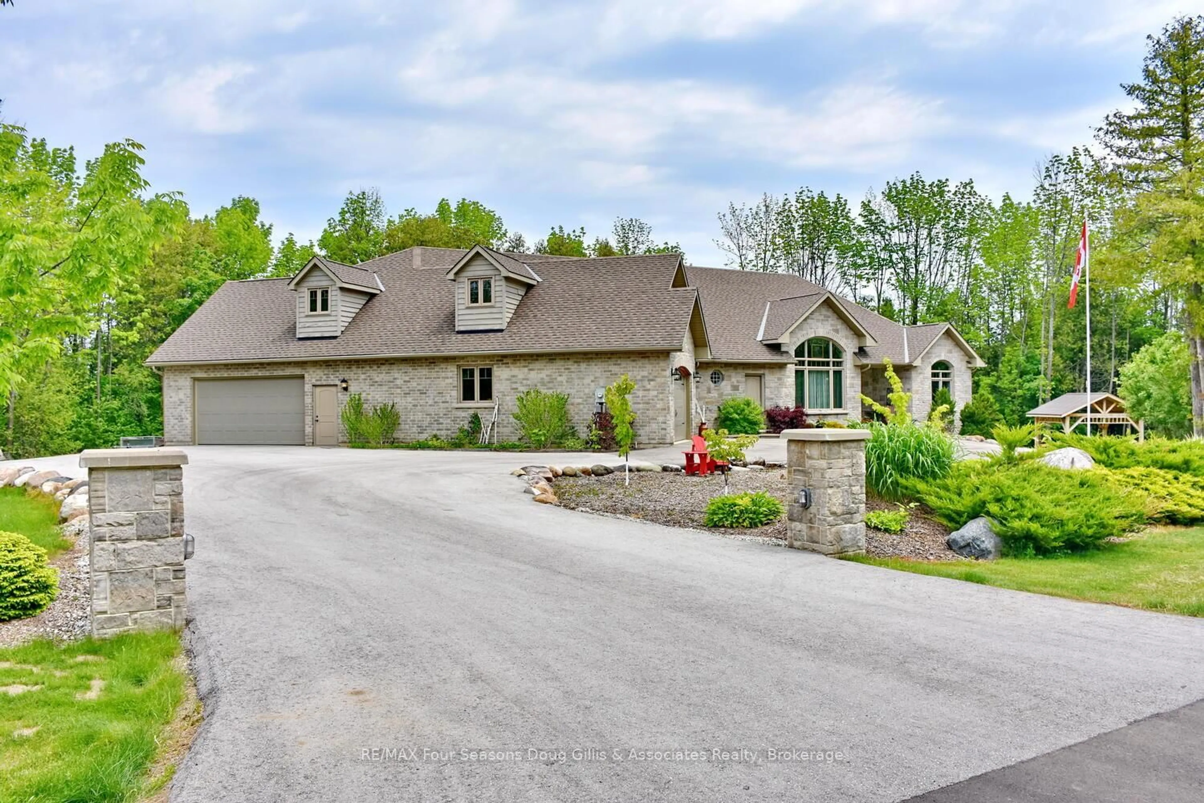 Home with brick exterior material, mountain view for 135 Algonquin Dr, Meaford Ontario N4L 0A7