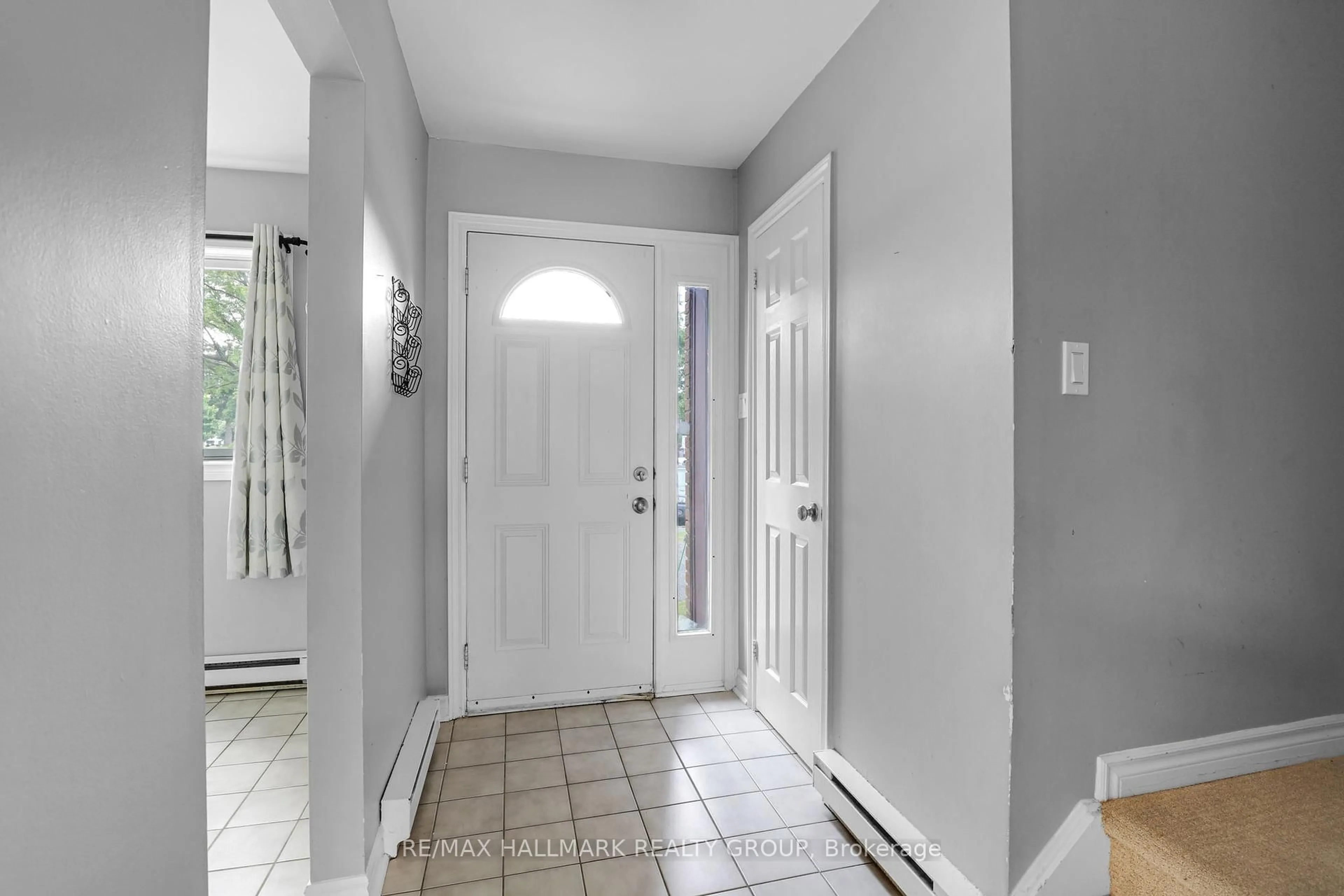 Indoor entryway for 3B Woodvale Green, Ottawa Ontario K2G 4G9
