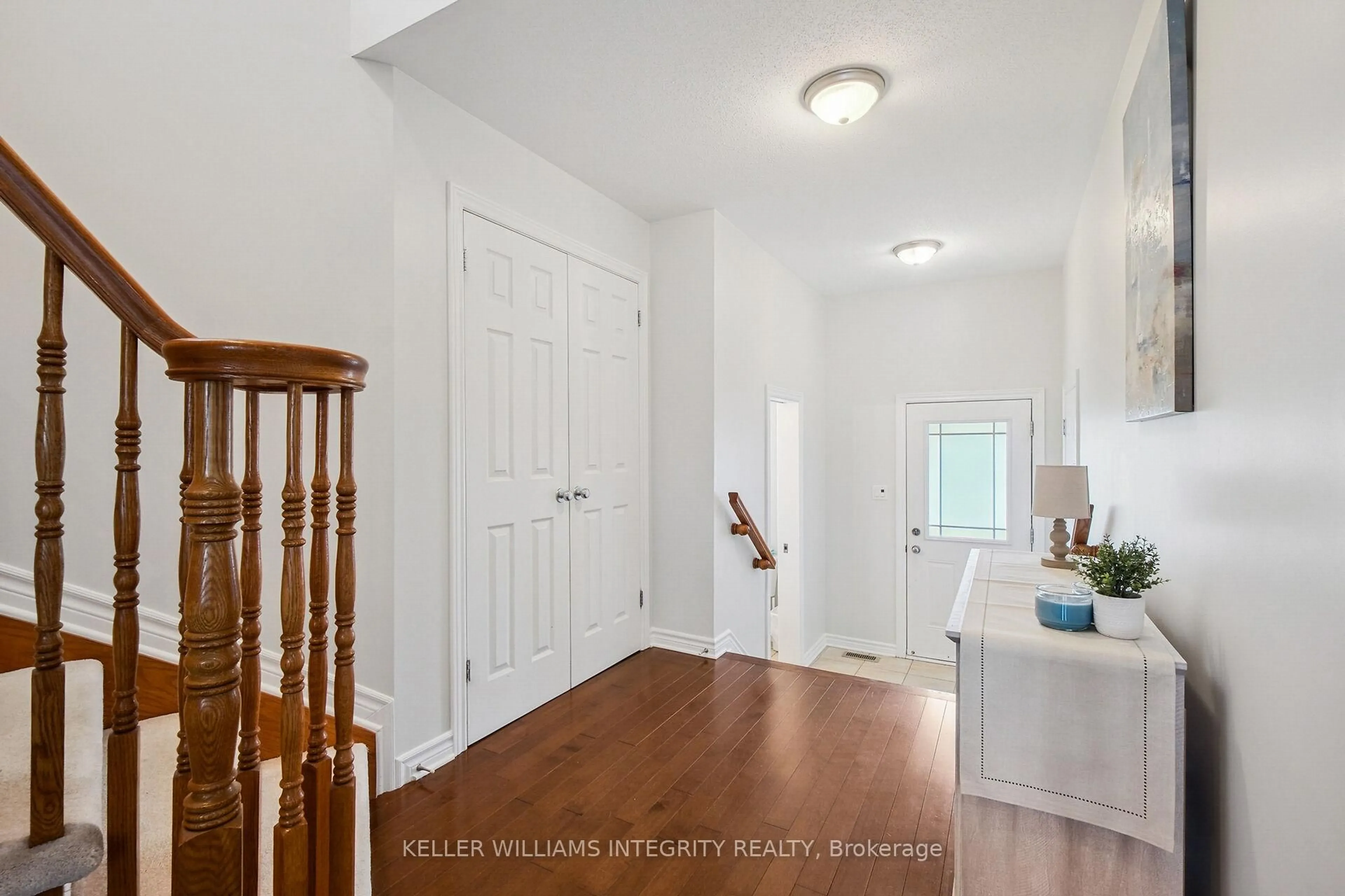 Indoor entryway for 410 Sparkman Ave, Ottawa Ontario K4A 0J1